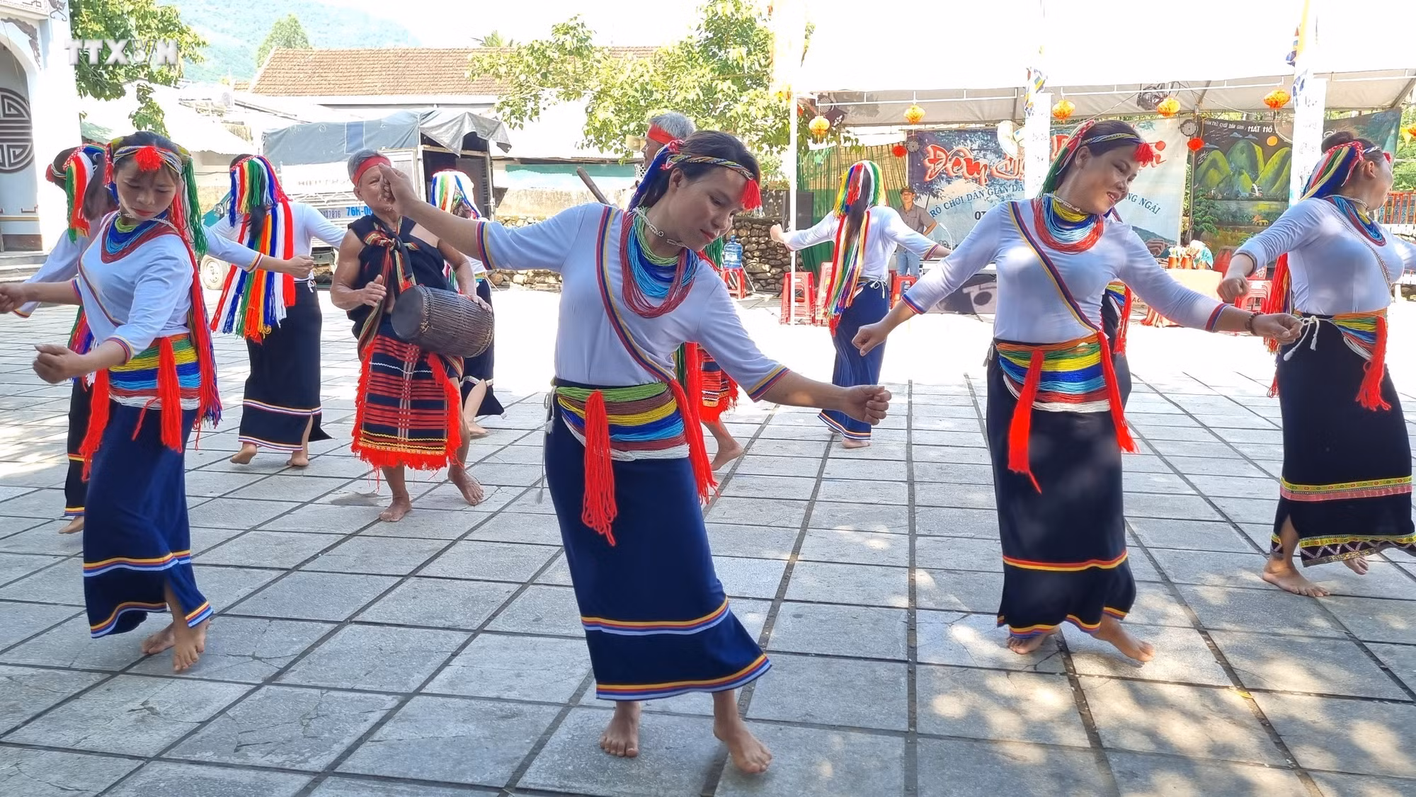 vna_potal_dac_sac_le_hoi_dien_truong_ba_quang_ngai_7391696.jpg