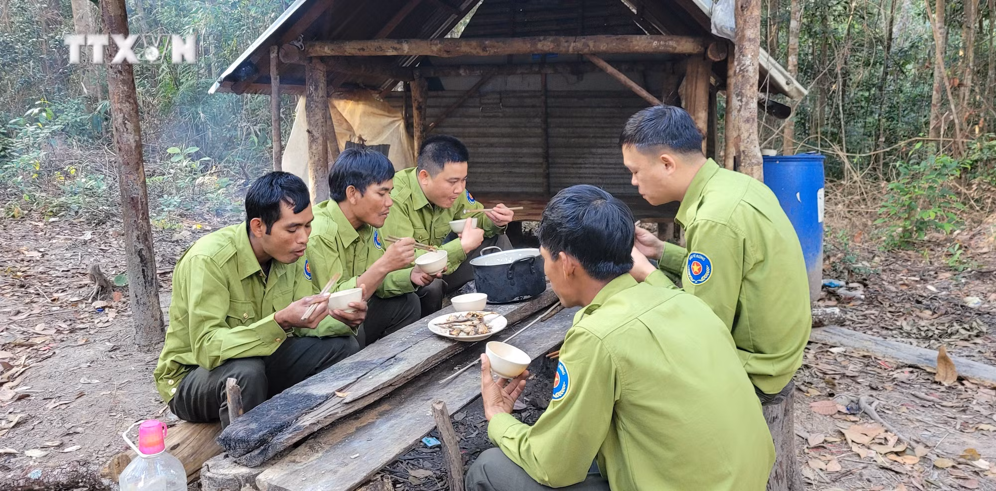 vna_potal_gia_lai_nhung_nguoi_don_tet_giua_rung__7221126.jpg