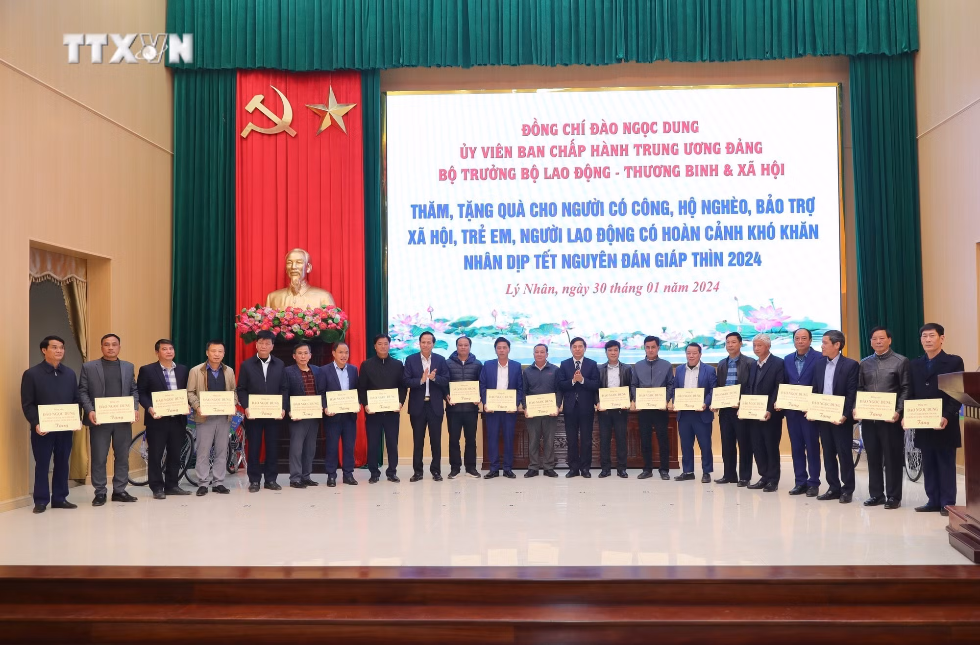 vna_potal_bo_truong_bo_lao_dong_-_thuong_binh_va_xa_hoi_tham_tang_qua_tet_tai_ha_nam_7205425.jpeg