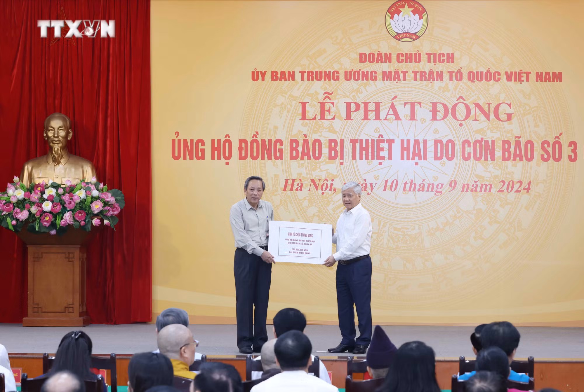 vna_potal_doan_chu_tich_uy_ban_trung_uong_mat_tran_to_quoc_viet_nam_to_chuc_le_phat_dong_ung_ho_dong_bao_bi_thiet_hai_do_con_bao_so_3_7586019.jpg