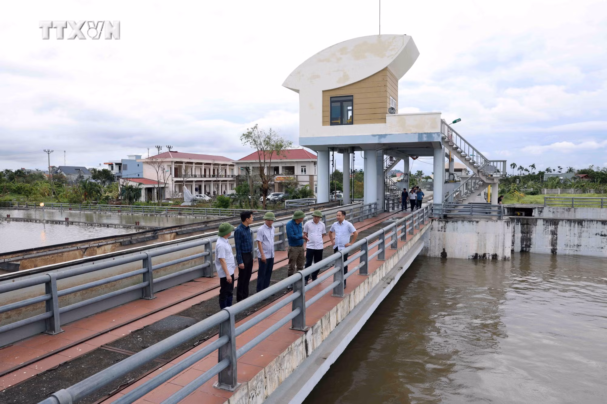 vna_potal_doan_cong_tac_cua_cuc_thuy_loi_kiem_tra_cong_tac_tieu_ung_sau_bao_so_3_tai_hai_duong_7586358.jpg