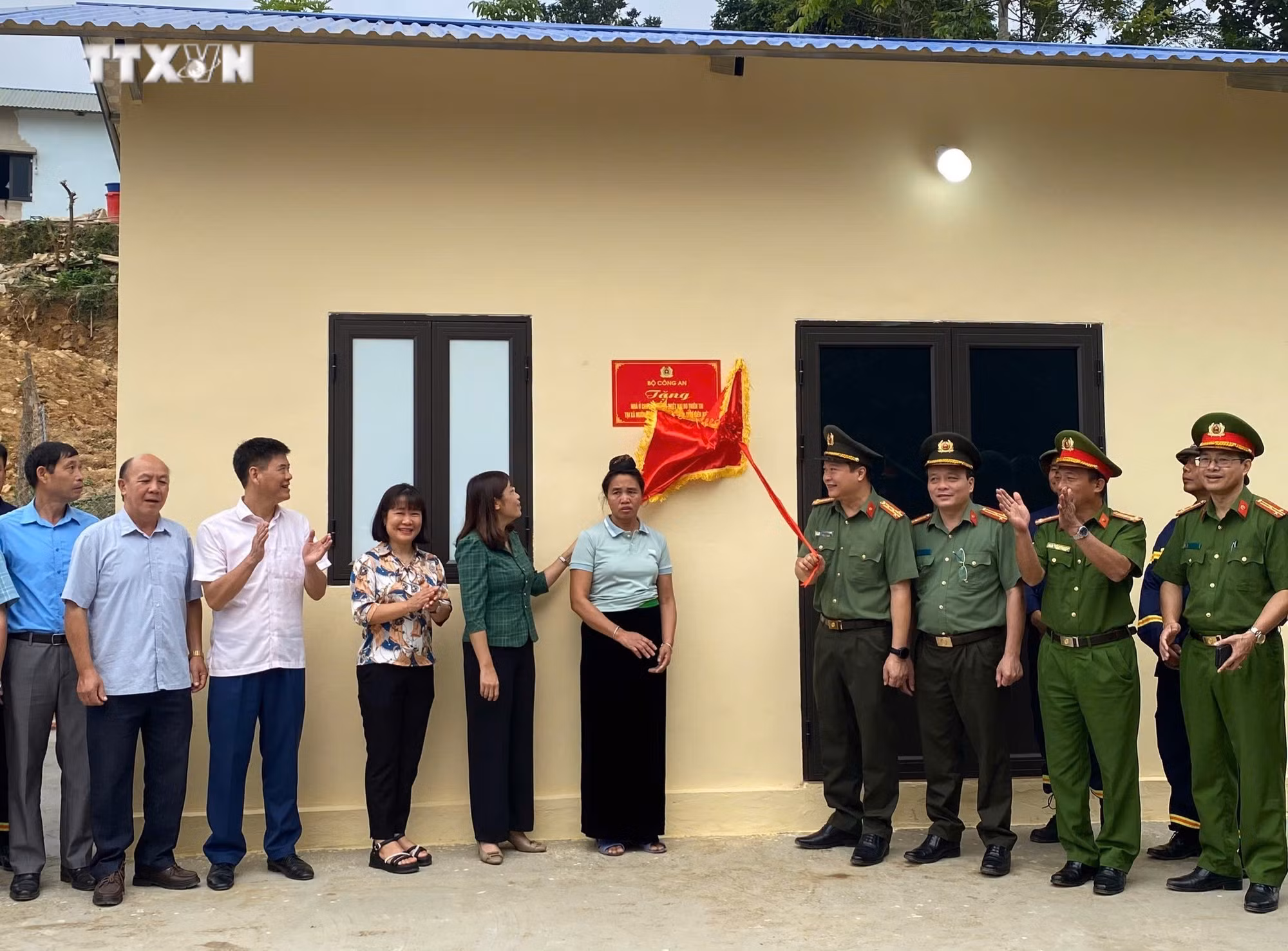 vna_potal_ban_giao_nha_cho_10_ho_dan_bi_thiet_hai_do_lu_quet_o_muong_pon_dien_bien_7650350.jpg