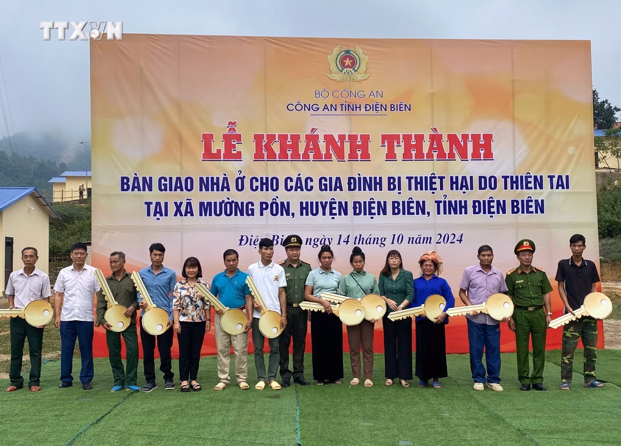 vna_potal_ban_giao_nha_cho_10_ho_dan_bi_thiet_hai_do_lu_quet_o_muong_pon_dien_bien_7650351.jpg