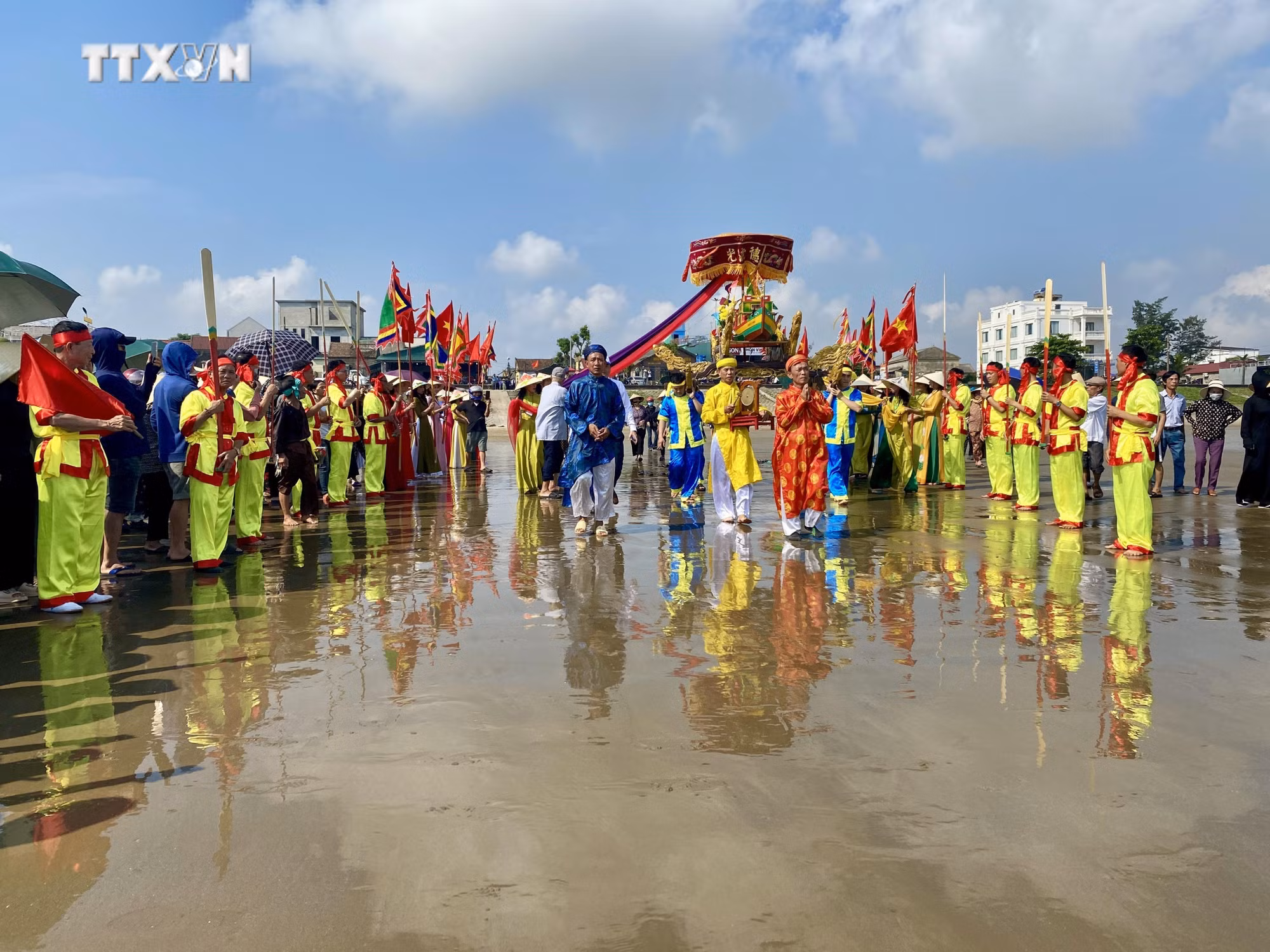 vna_potal_van_hoa_soi_duong_le_hoi_cau_ngu_nhuong_ban_thu_hut_du_khach_trai_nghiem_7376778.jpg