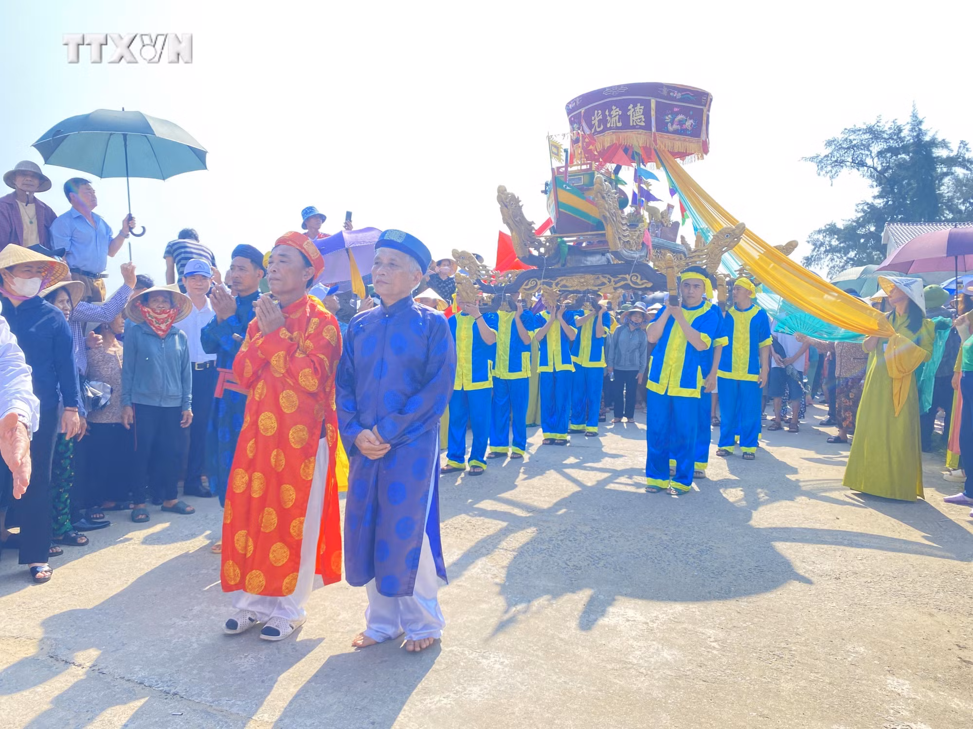 vna_potal_van_hoa_soi_duong_le_hoi_cau_ngu_nhuong_ban_thu_hut_du_khach_trai_nghiem_7376839.jpg