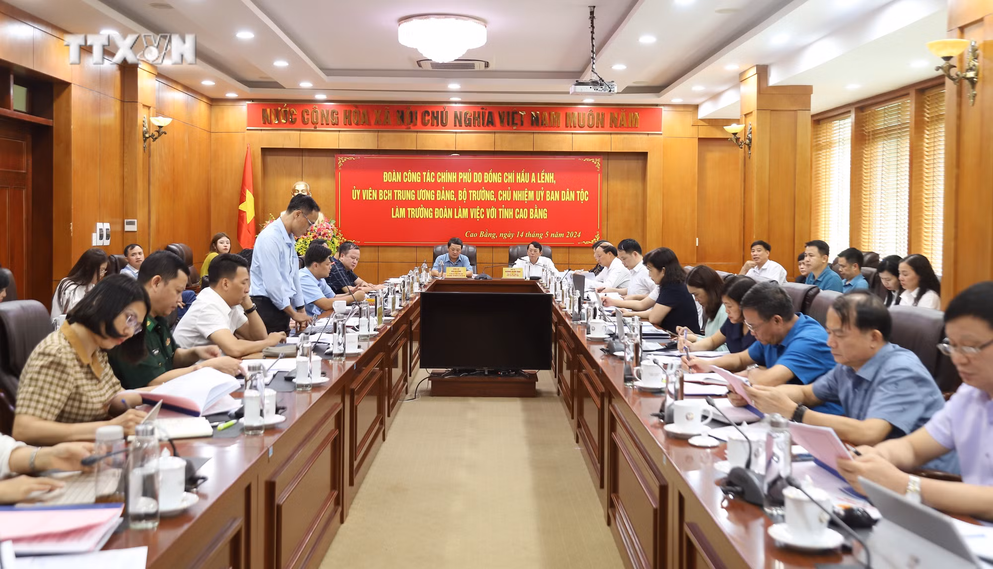vna_potal_chu_nhiem_uy_ban_dan_toc_hau_a_lenh_lam_viec_voi__tinh_cao_bang_7376039.jpg