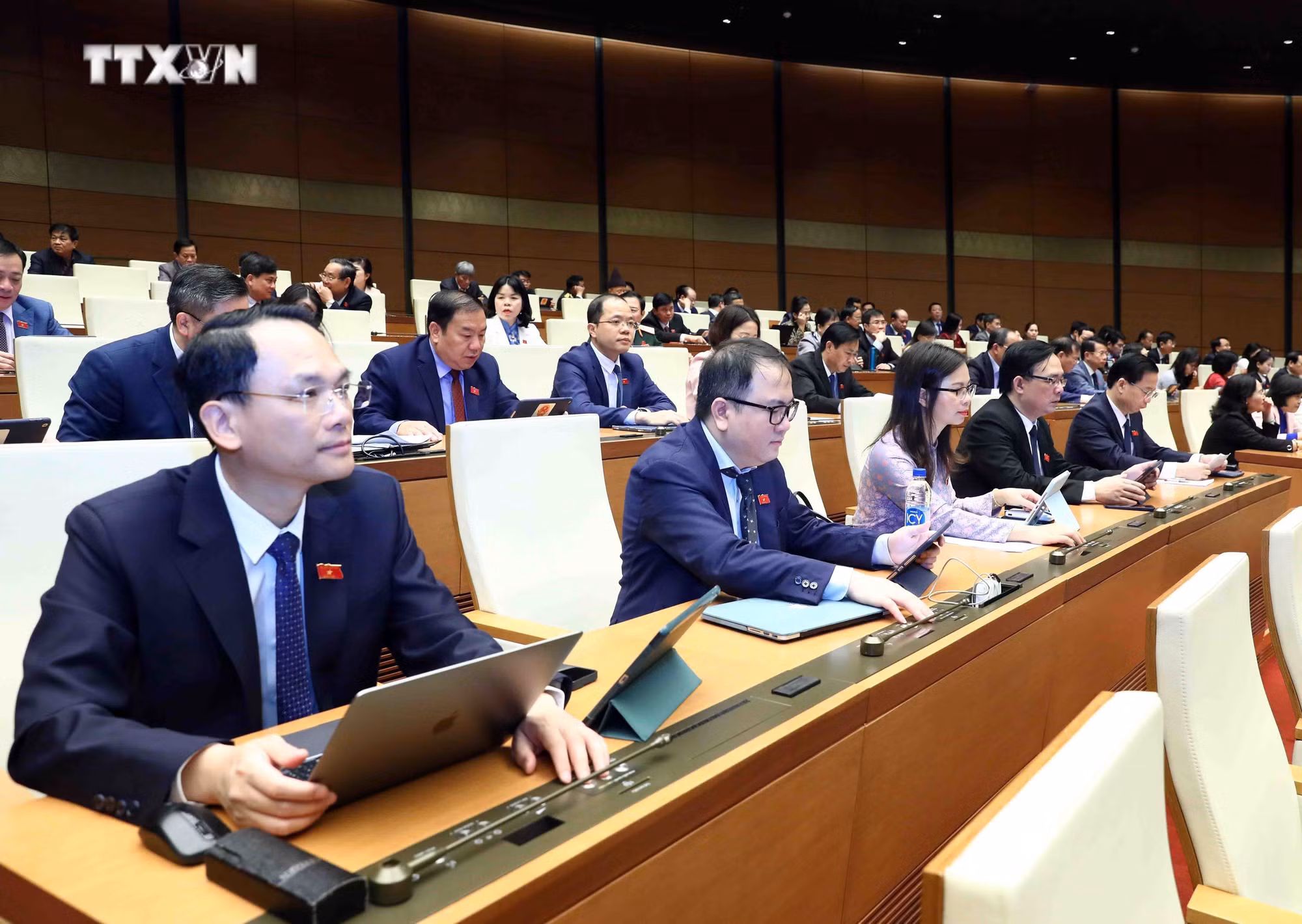 vna_potal_quoc_hoi_thong_qua_luat_dat_dai_sua_doi_va_luat_cac_to_chuc_tin_dung_sua_doi_7184997.jpg