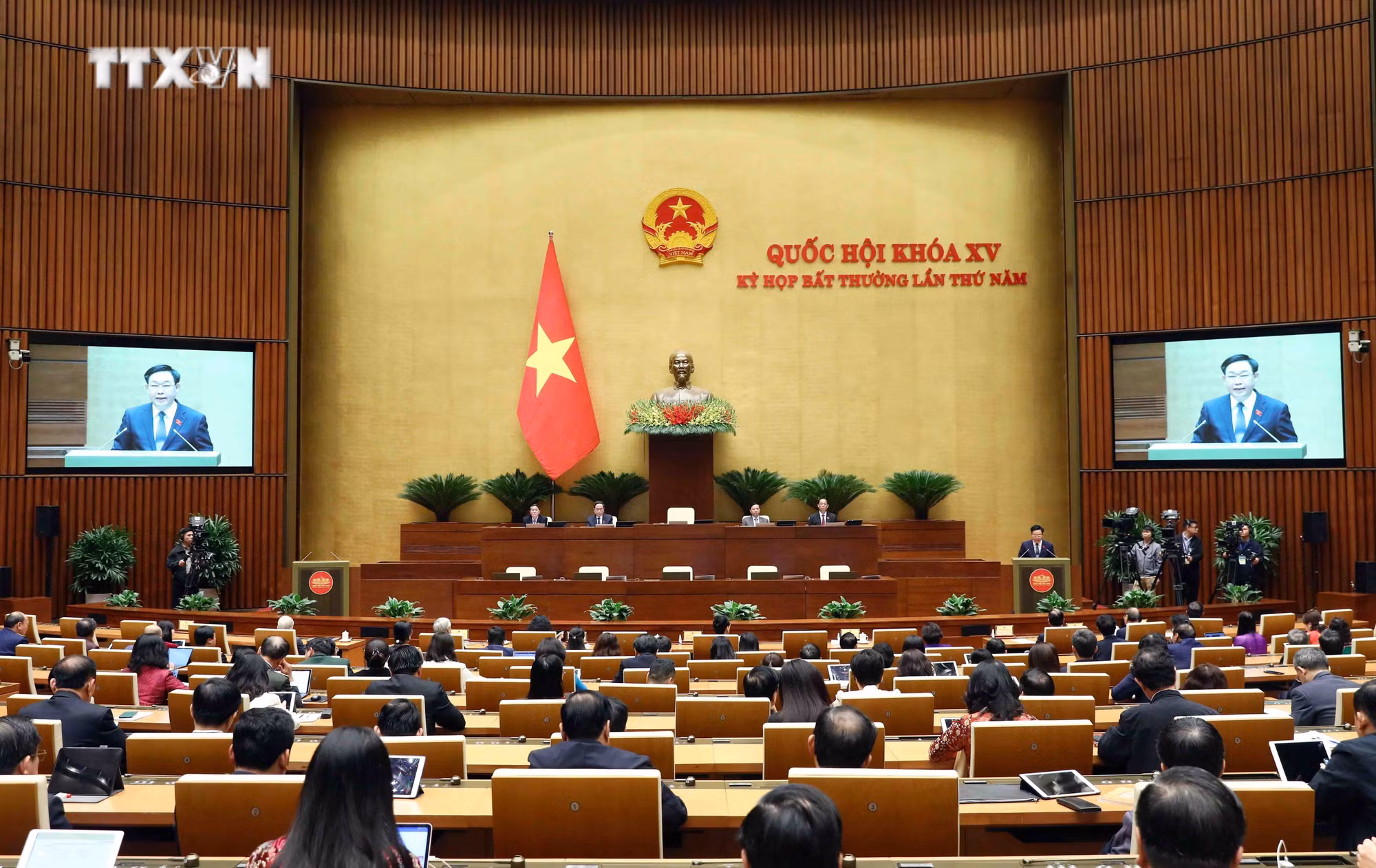 vna_potal_chu_tich_quoc_hoi_vuong_dinh_hue_phat_bieu_be_mac_ky_hop_bat_thuong_lan_thu_5_quoc_hoi_khoa_xv__7185130.jpg