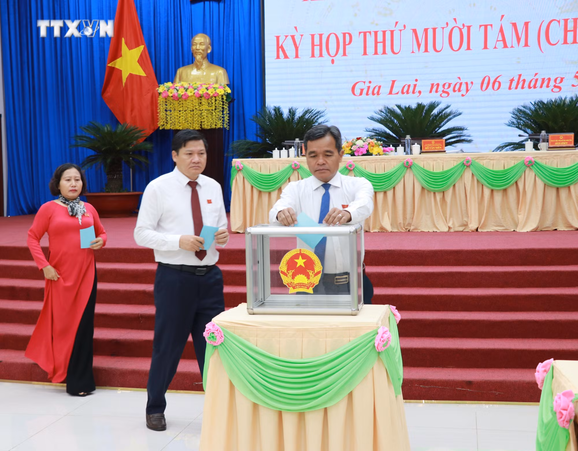 vna_potal_hoi_dong_nhan_dan_tinh_gia_lai_bau_bo_sung_uy_vien_ubnd_va_bai_nhiem_mot_truong_ban__7361752.jpg