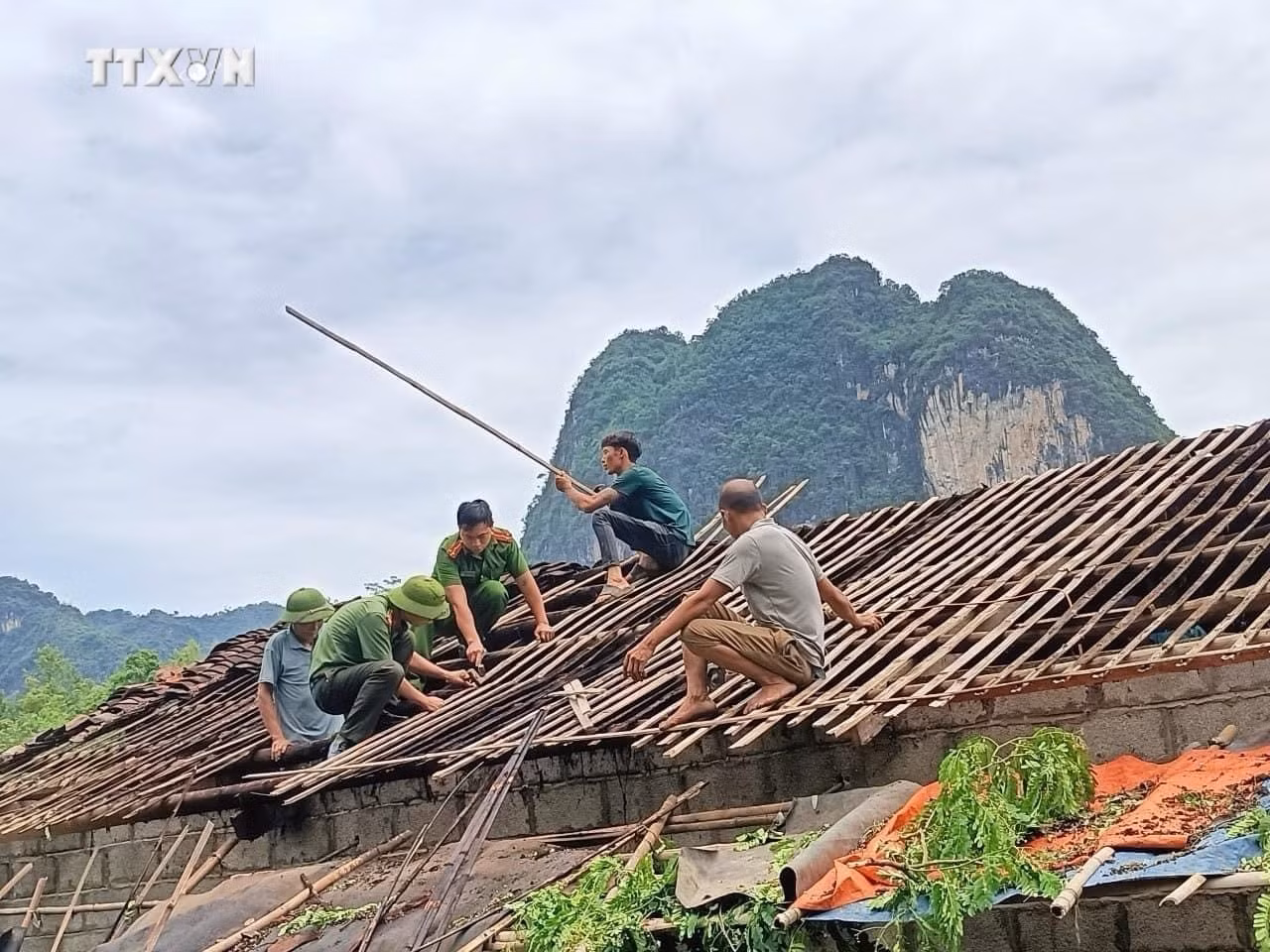 vna_potal_dong_loc_o_cao_bang_lam_gan_600_ngoi_nha_bi_hu_hai__7360267.jpeg