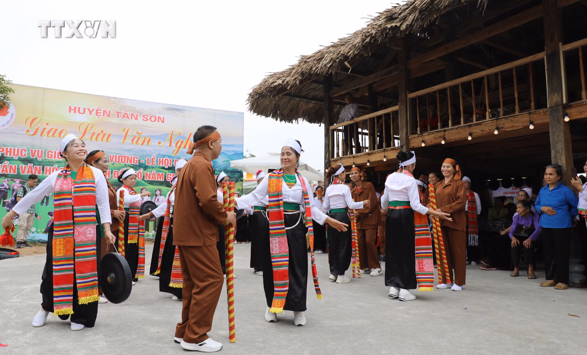 vna_potal_hang_nghin_luot_du_khach_do_ve_den_hung_truoc_ngay_gio_to_nam_2024_7321777.jpg