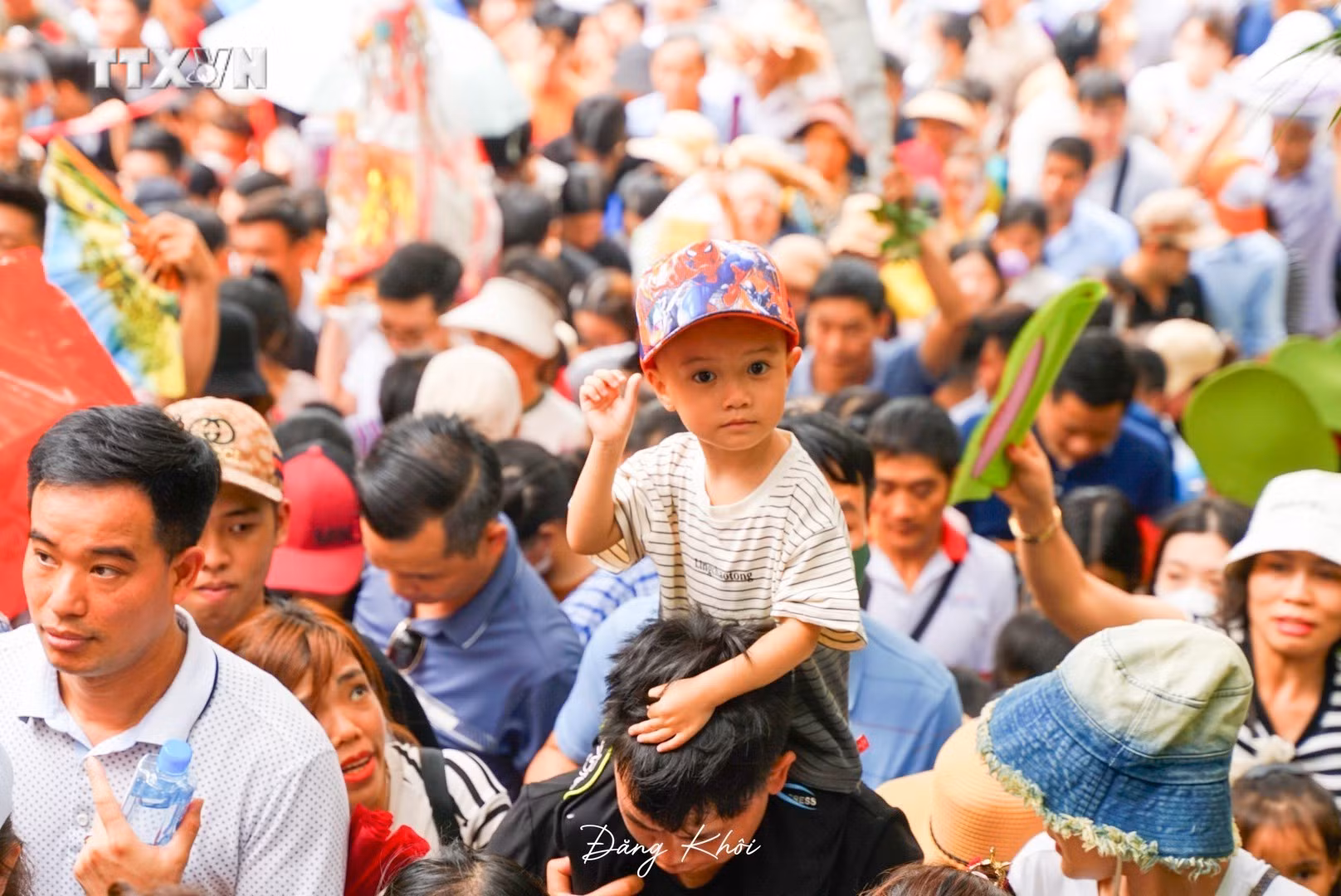 vna_potal_phu_tho_hang_nghin_luot_du_khach_do_ve_den_hung_truoc_ngay_gio_to_7321779.jpg