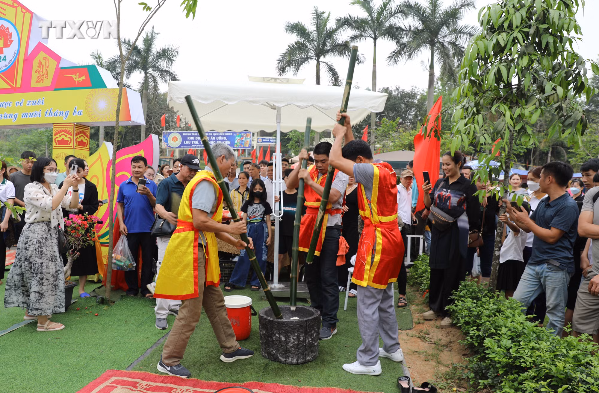 vna_potal_phu_tho_hang_nghin_luot_du_khach_do_ve_den_hung_truoc_ngay_gio_to_7321780.jpg