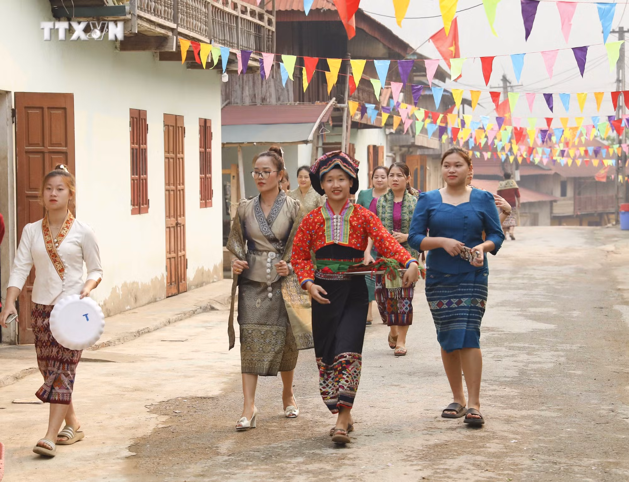 vna_potal_van_hoa_soi_duong_phuc_dung_le_kham_ban_-_tet_te_nuoc_cua_dong_bao_dan_toc_lao_noi_bien_gioi_pa_thom___7310111.jpg