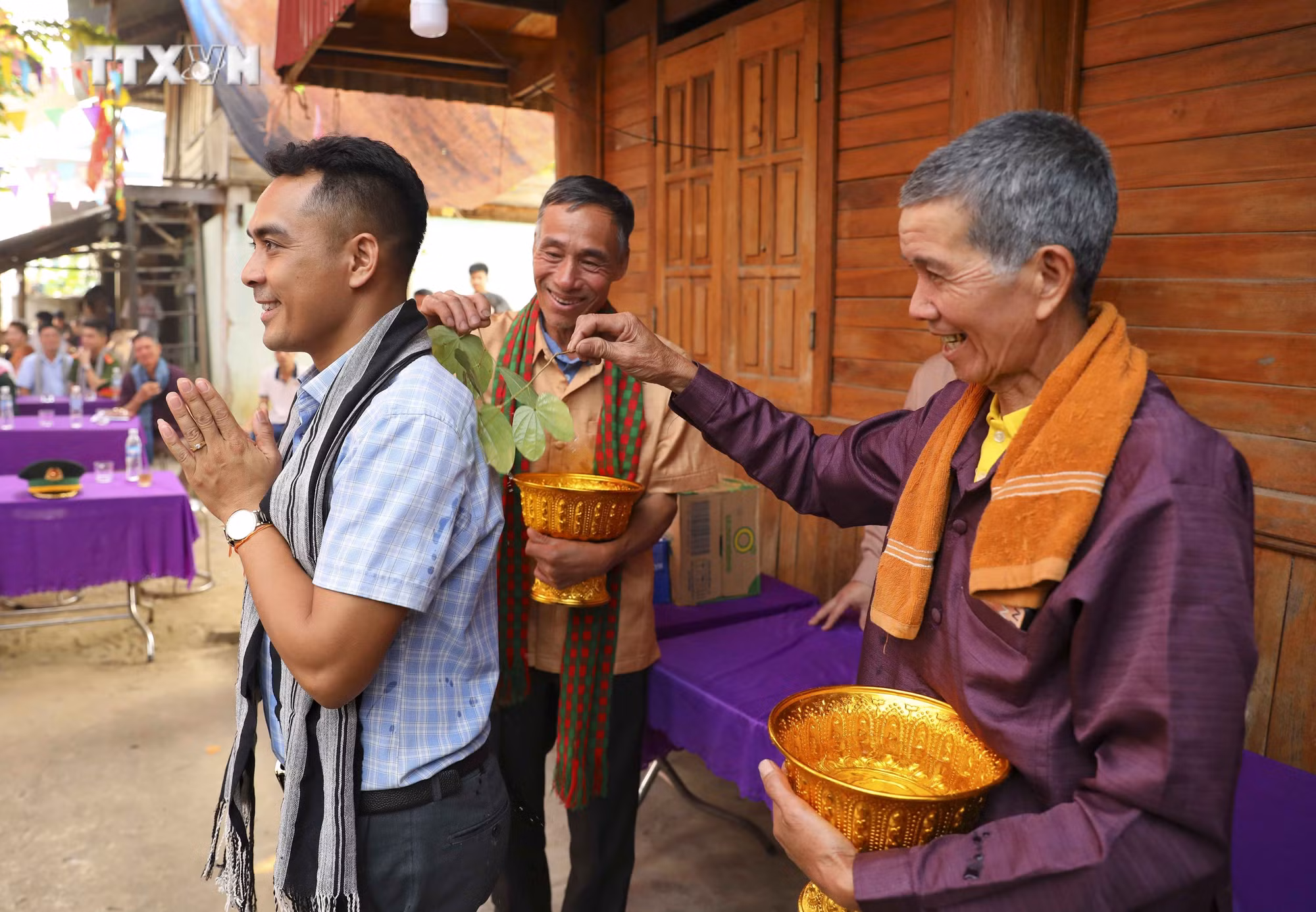 vna_potal_van_hoa_soi_duong_phuc_dung_le_kham_ban_-_tet_te_nuoc_cua_dong_bao_dan_toc_lao_noi_bien_gioi_pa_thom_7310109.jpg