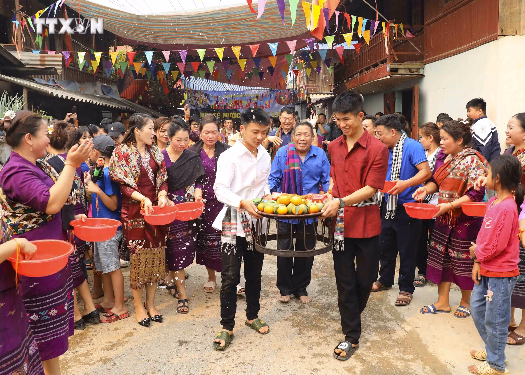 vna_potal_van_hoa_soi_duong_phuc_dung_le_kham_ban_-_tet_te_nuoc_cua_dong_bao_dan_toc_lao_noi_bien_gioi_pa_thom_7310104.jpg