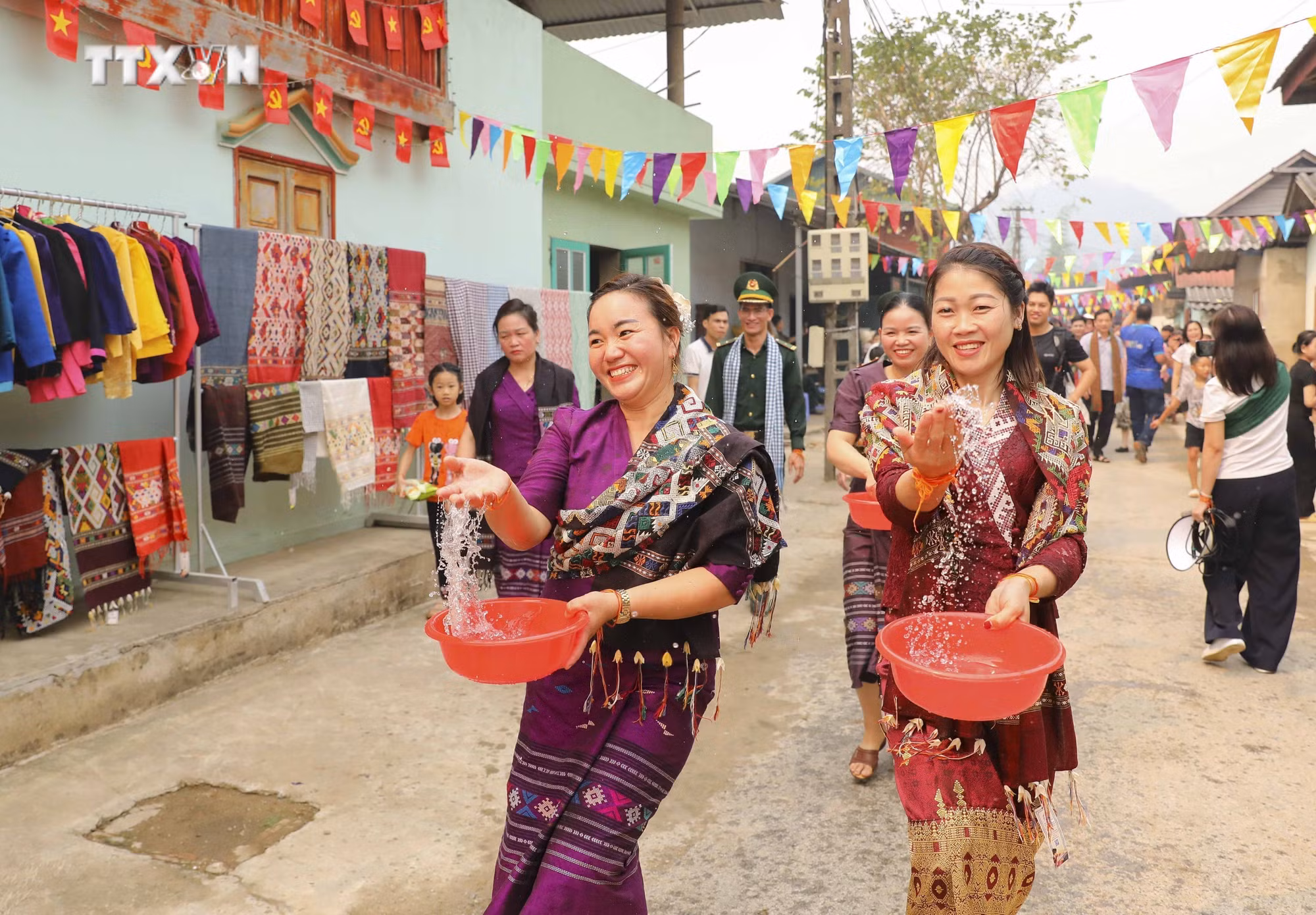 vna_potal_van_hoa_soi_duong_phuc_dung_le_kham_ban_-_tet_te_nuoc_cua_dong_bao_dan_toc_lao_noi_bien_gioi_pa_thom_7310222.jpg