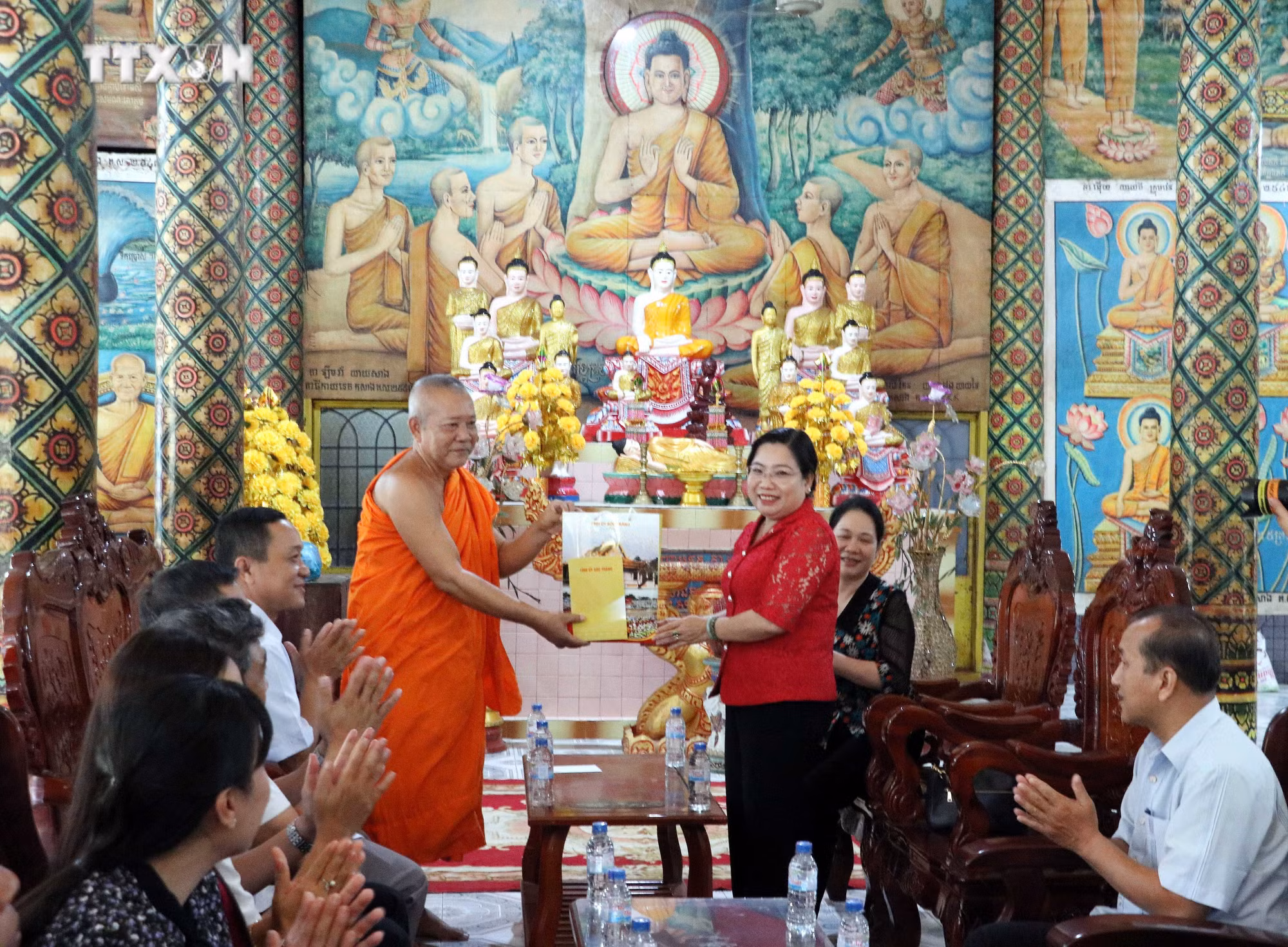 vna_potal_doan_cong_tac_cua_uy_ban_dan_toc_tham_chuc_tet_chol_chnam_thmay_tai_soc_trang_7310001.jpg