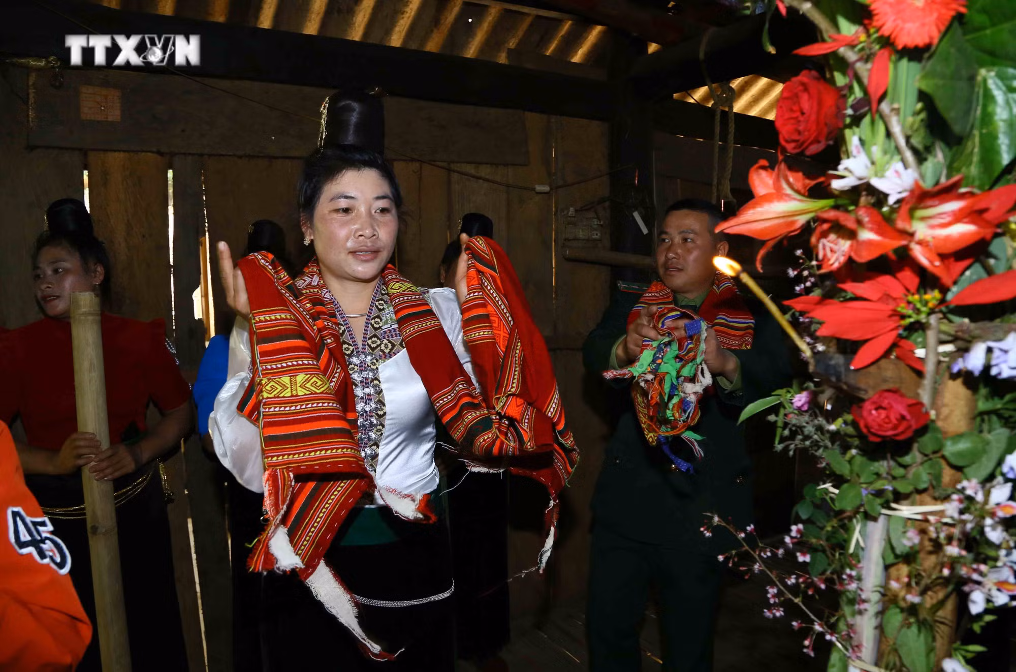 vna_potal_van_hoa_soi_duong_le_sa_tip_-_net_van_hoa_doc_dao_cua_dan_toc_xinh_mun_son_la_7271225.jpg
