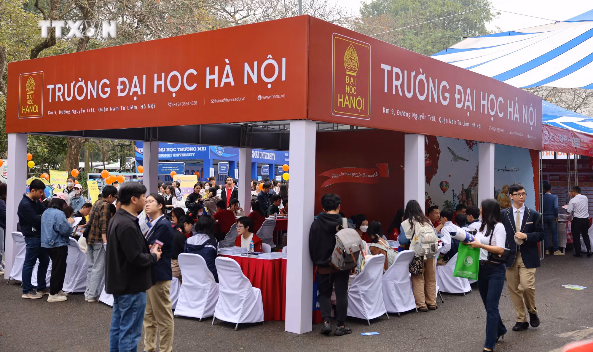 vna_potal_soi_noi_ngay_hoi_tu_van_tuyen_sinh_-_huong_nghiep_2024_tai_ha_noi__7274998.jpg