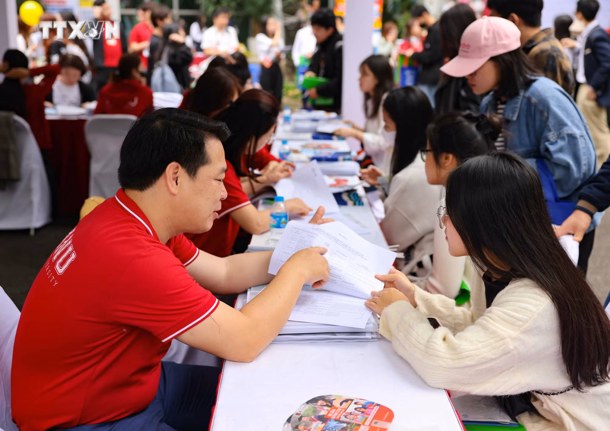 vna_potal_soi_noi_ngay_hoi_tu_van_tuyen_sinh_-_huong_nghiep_2024_tai_ha_noi__7274995.jpg