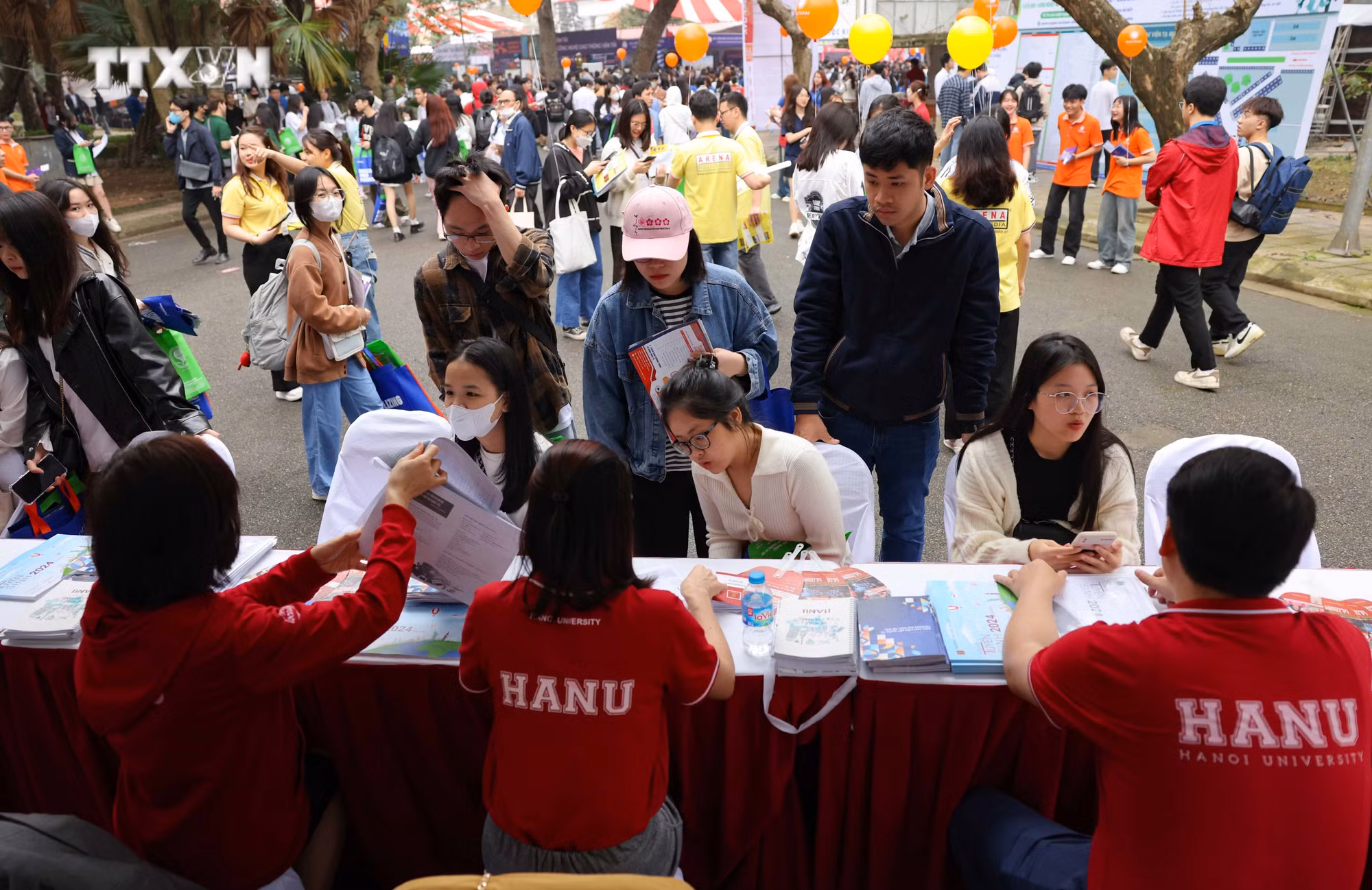 vna_potal_soi_noi_ngay_hoi_tu_van_tuyen_sinh_-_huong_nghiep_2024_tai_ha_noi__7274996.jpg