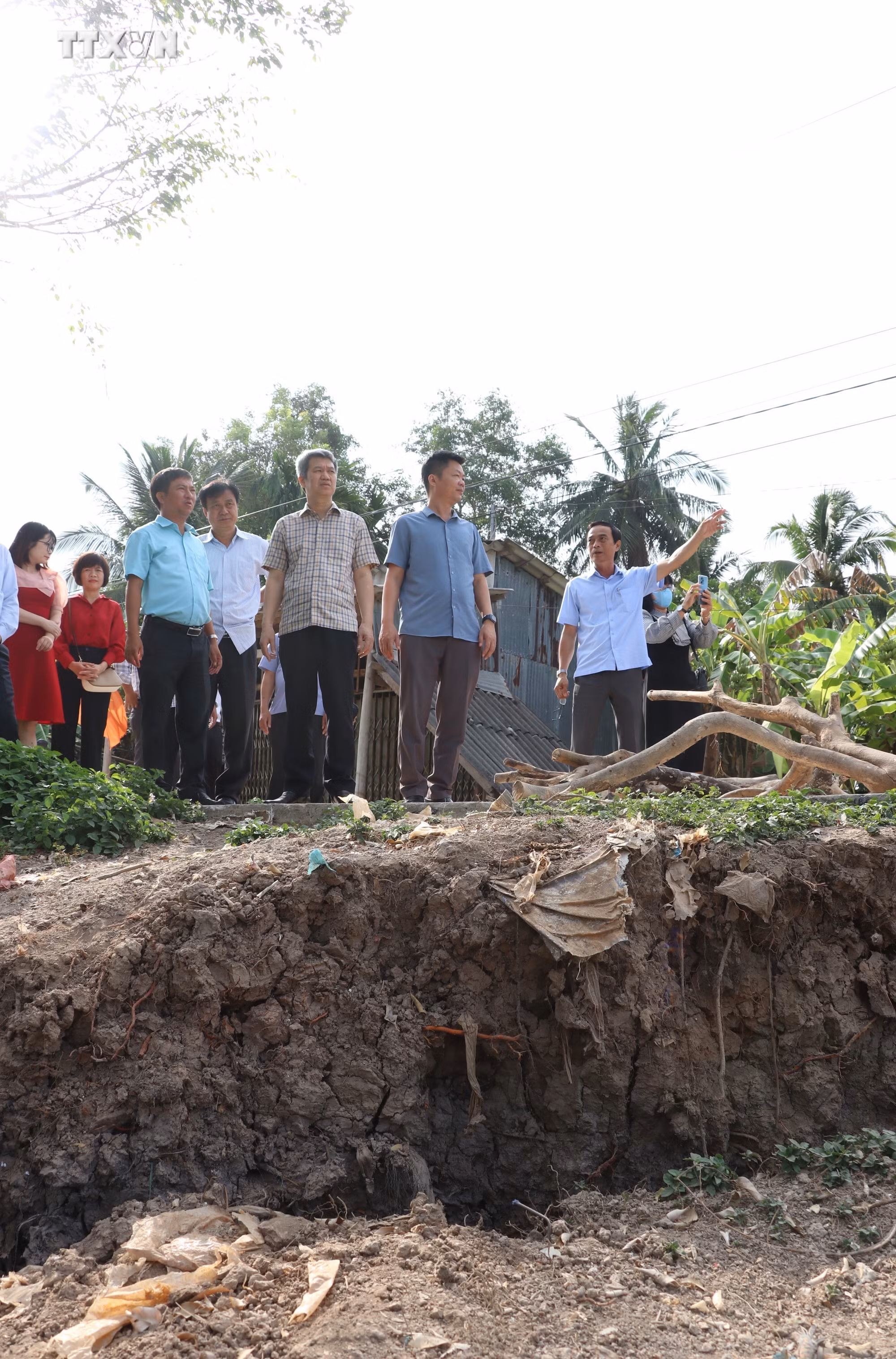 vna_potal_kiem_tra_cong_tac_ung_pho_truoc_tinh_trang_han_man_dang_dien_bien_gay_gat_tai_ca_mau_7271080.jpg