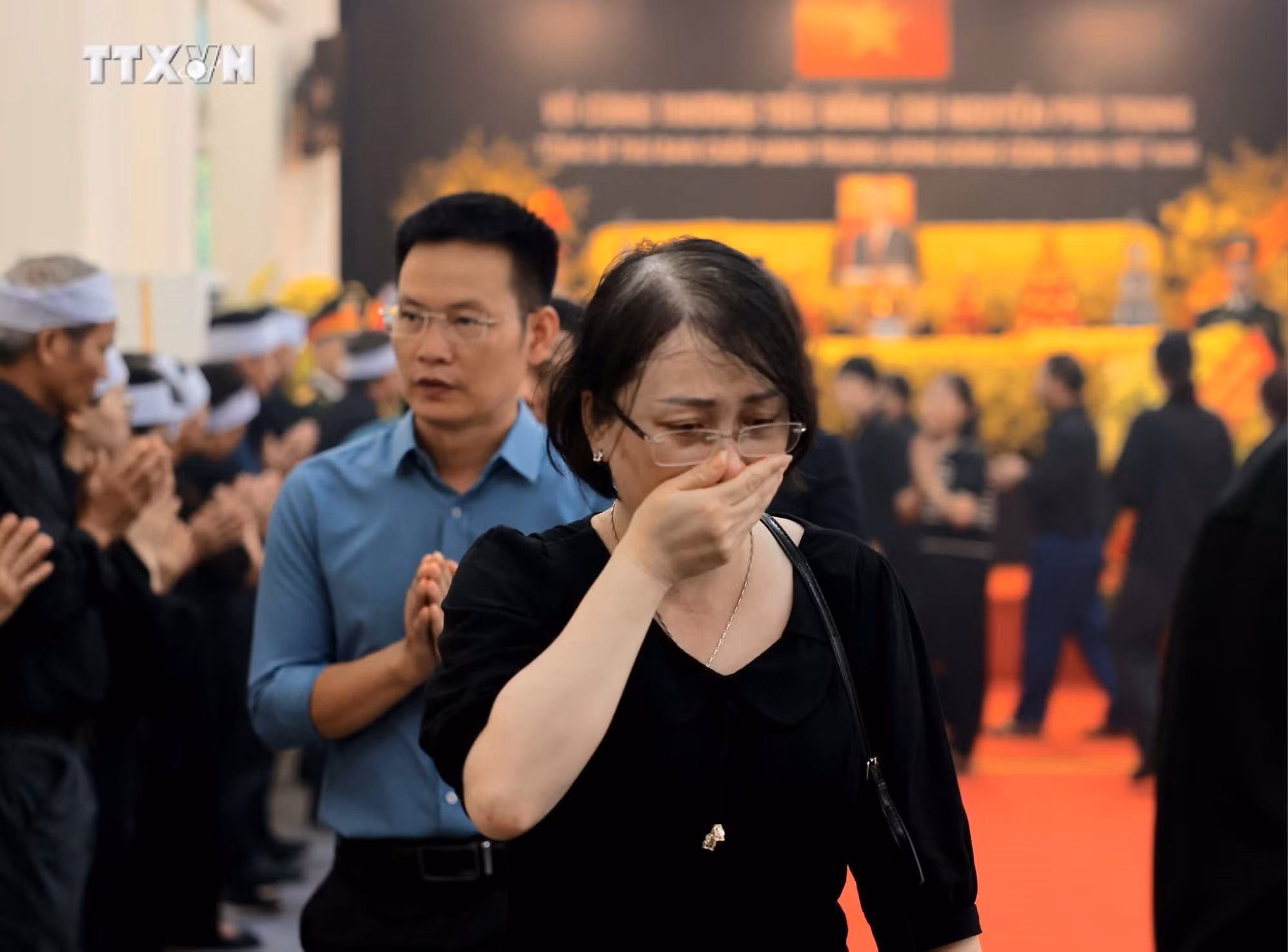 vna_potal_dong_nguoi_tiep_tuc_xep_hang_vieng_tong_bi_thu_tai_xa_dong_hoi_huyen_dong_anh__7503751.jpg
