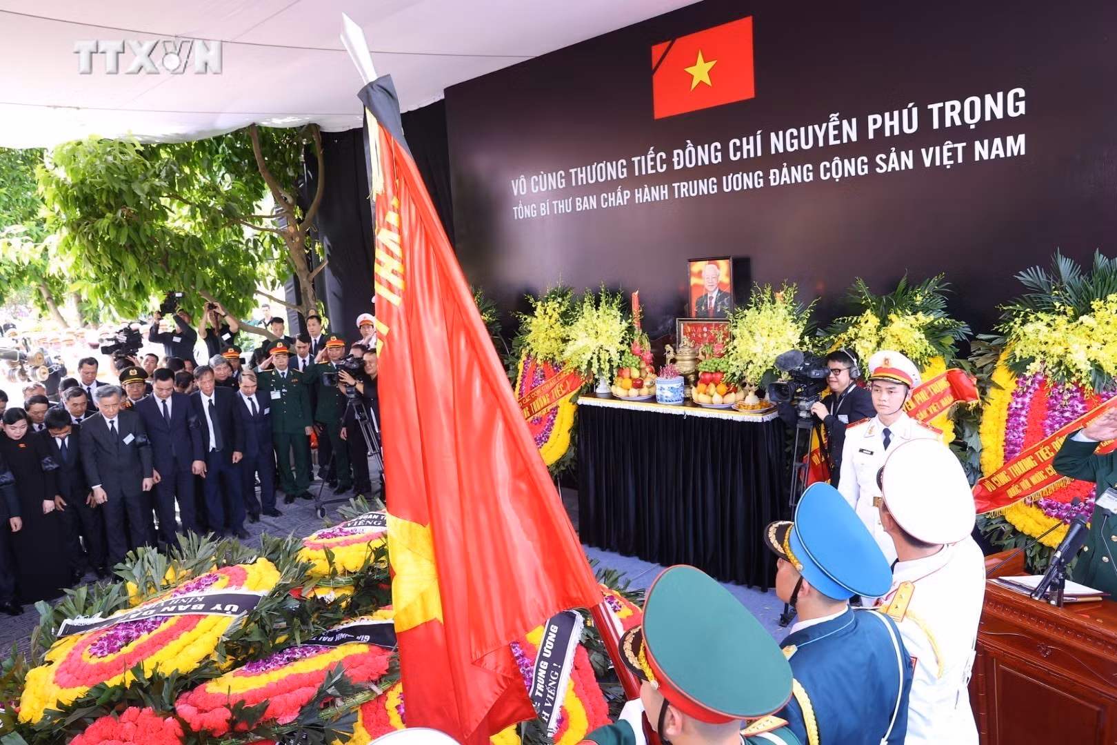 vna_potal_le_an_tang_tong_bi_thu_nguyen_phu_trong__7505237.jpg