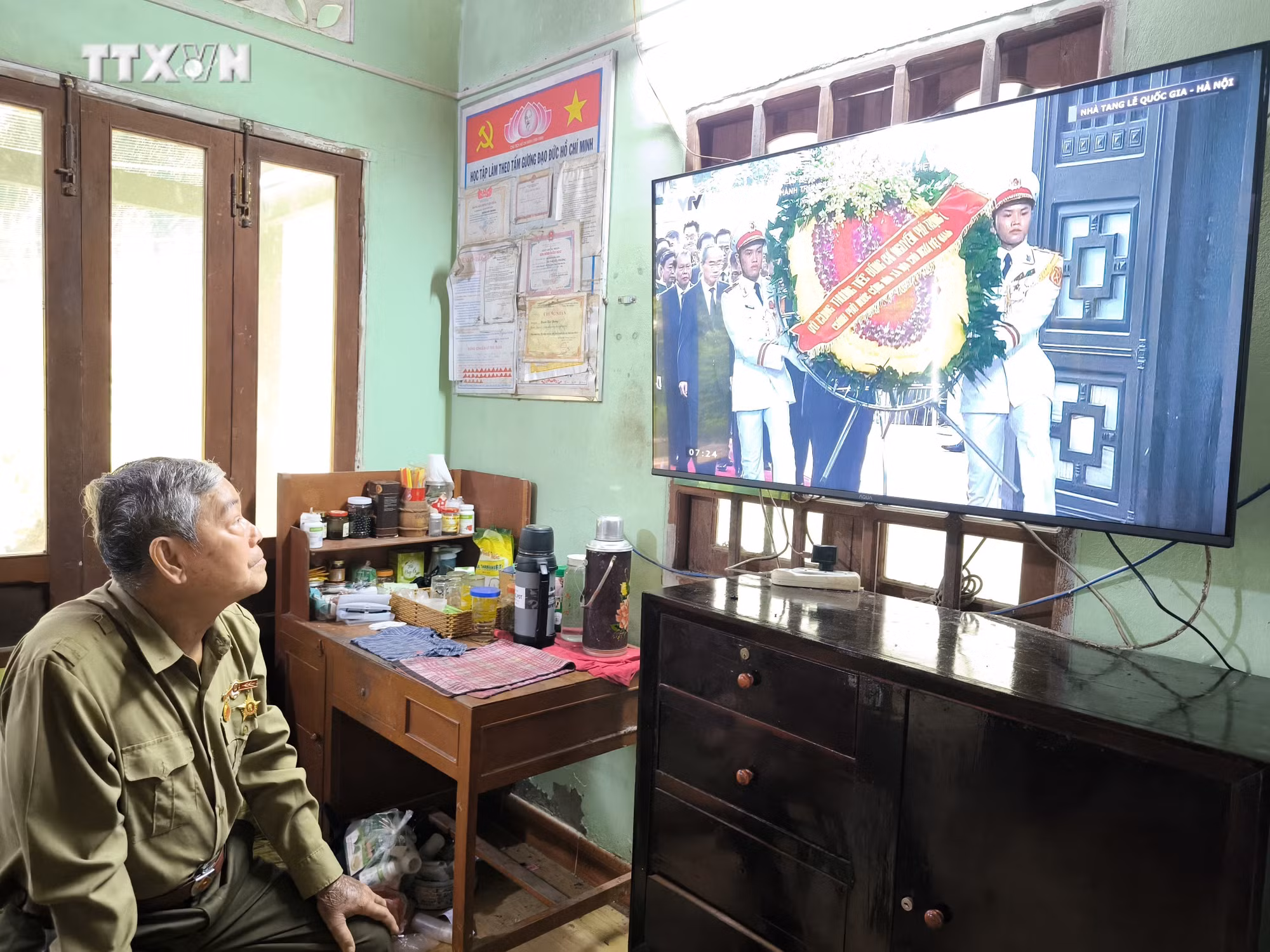 vna_potal_nguoi_dan_ben_tre_tuong_nho_nha_lanh_dao_song_tron_doi_vi_nuoc_vi_dan_7503964.jpg