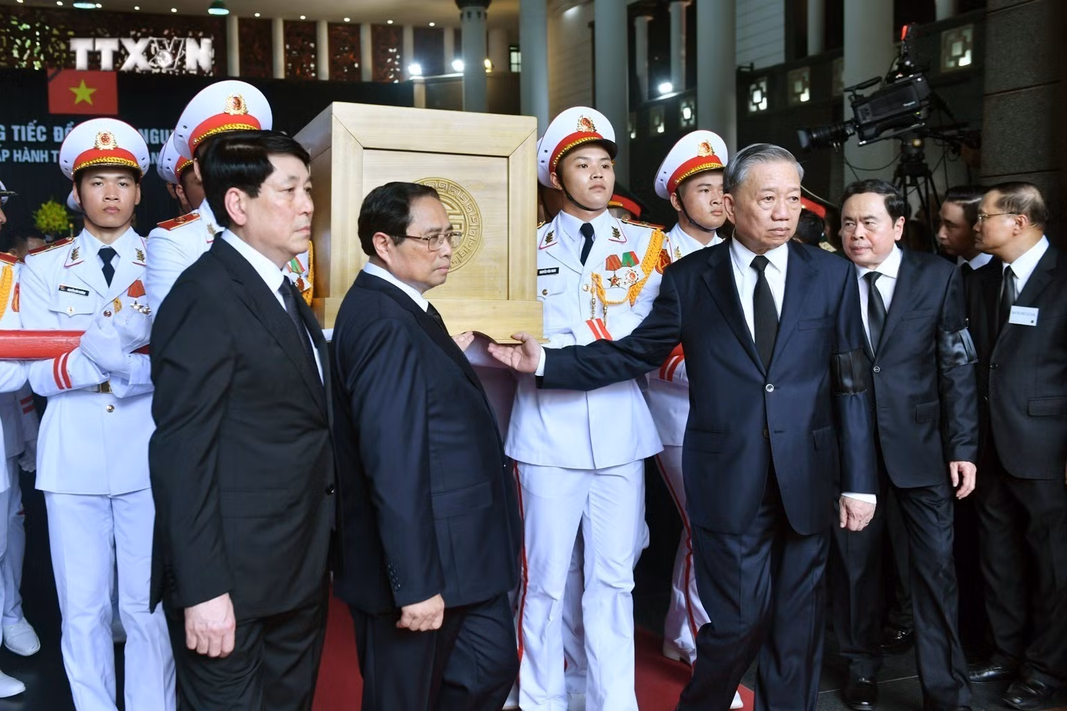 vna_potal_le_truy_dieu_va_dua_tang_tong_bi_thu_nguyen_phu_trong_7504997.jpg