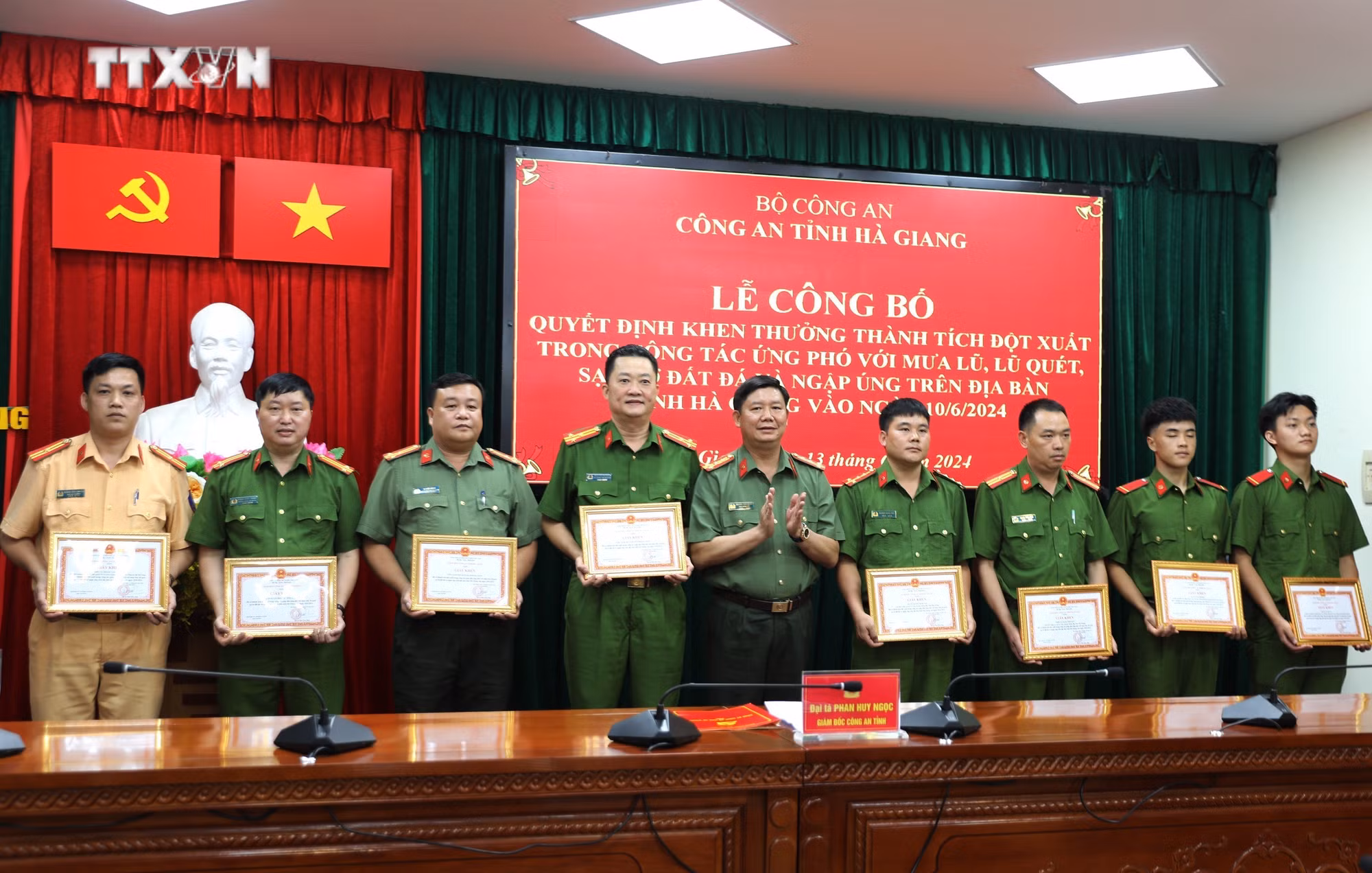 vna_potal_cong_an_ha_giang_khen_thuong_cac_dien_hinh_trong_cong_tac_ung_pho_voi_mua_lu_7429400.jpg