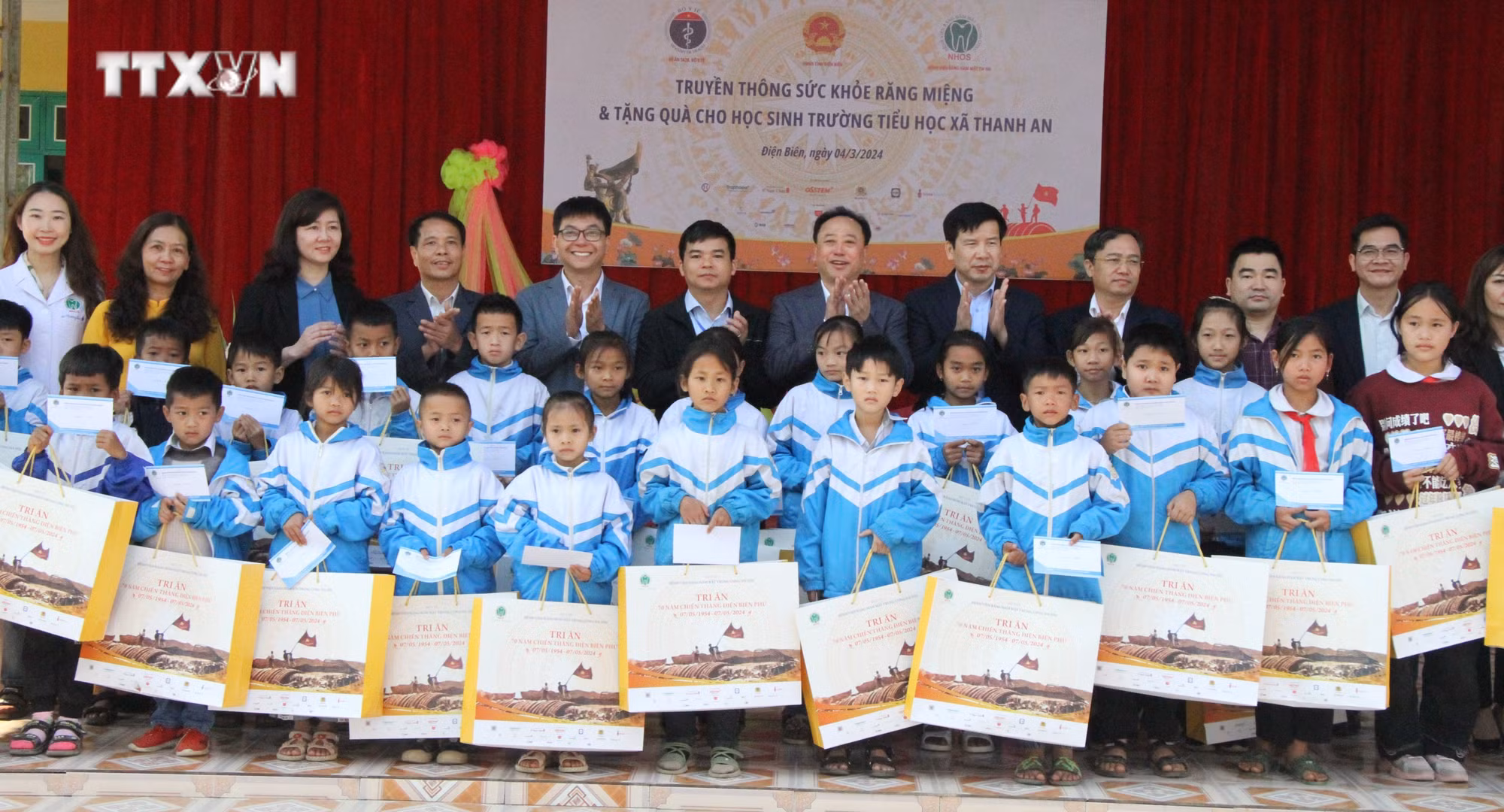 vna_potal_kham_dieu_tri_va_tang_qua_cho_cuu_chien_binh_la_chien_si_dien_bien_7253974.jpg