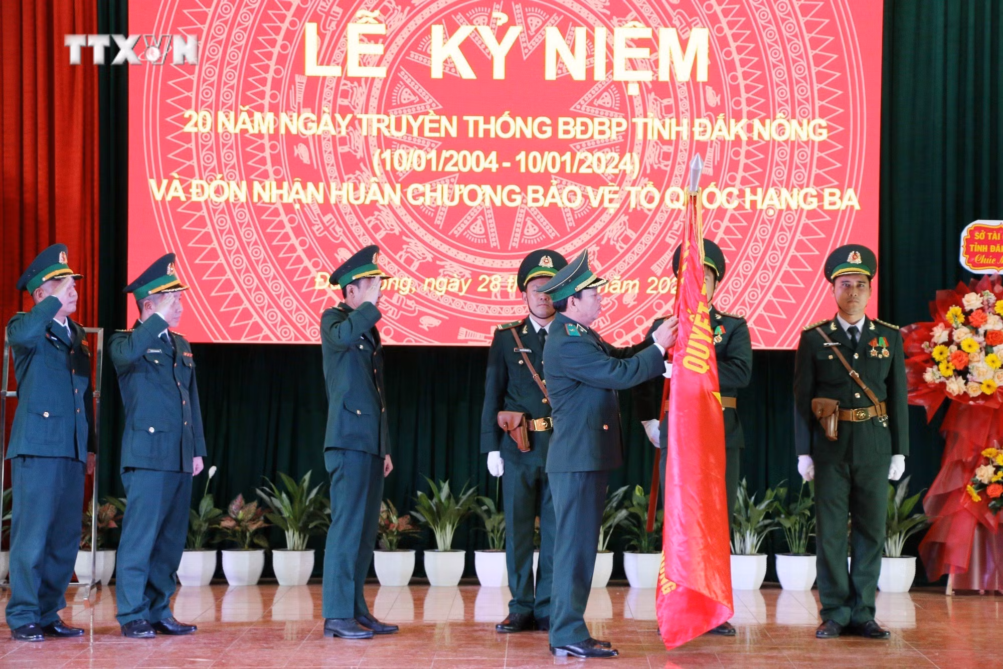 vna_potal_bo_doi_bien_phong_dak_nong_duoc_tang_thuong_huan_chuong_bao_ve_to_quoc_hang_ba_7246744.jpg