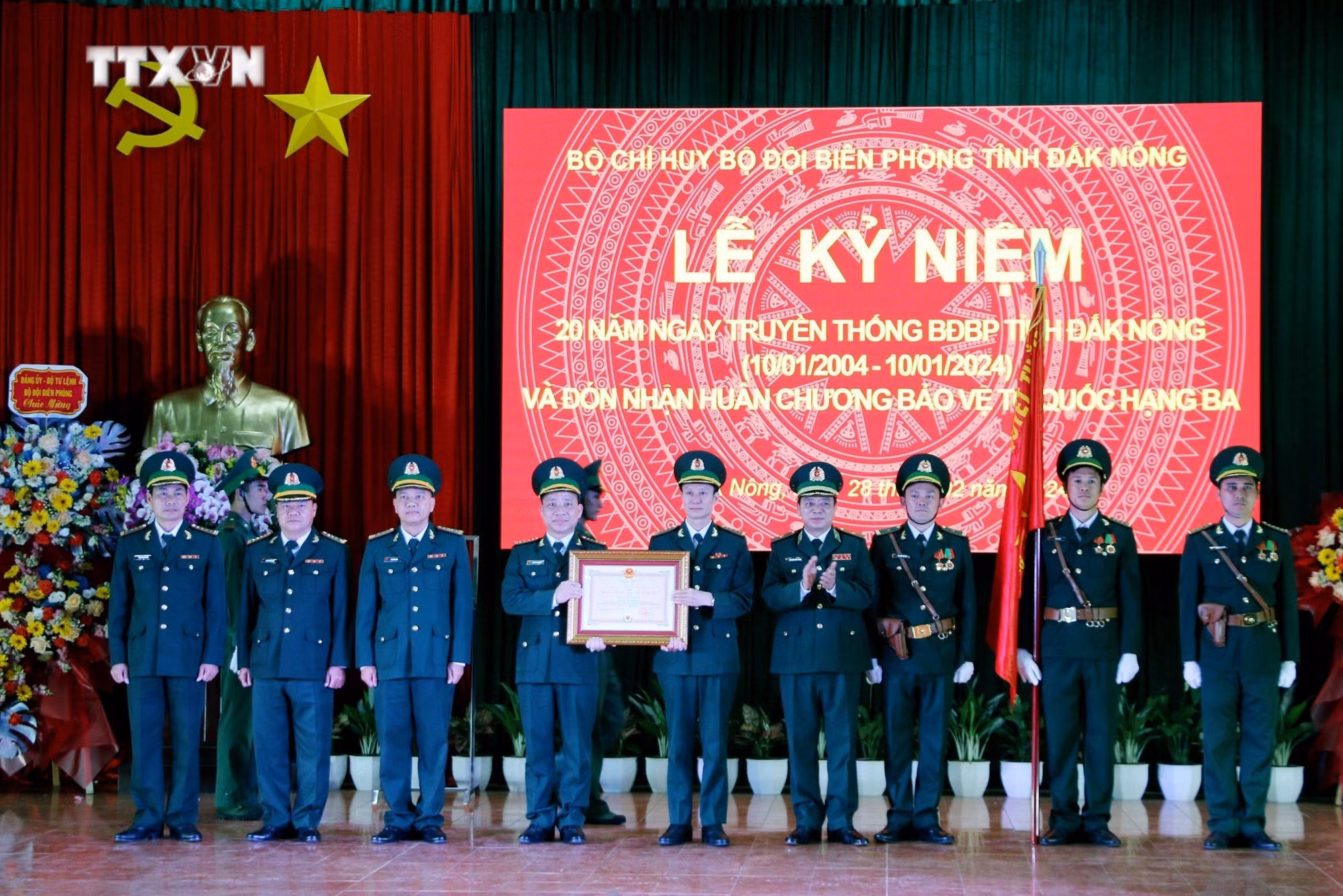 vna_potal_bo_doi_bien_phong_dak_nong_duoc_tang_thuong_huan_chuong_bao_ve_to_quoc_hang_ba_7246742.jpg