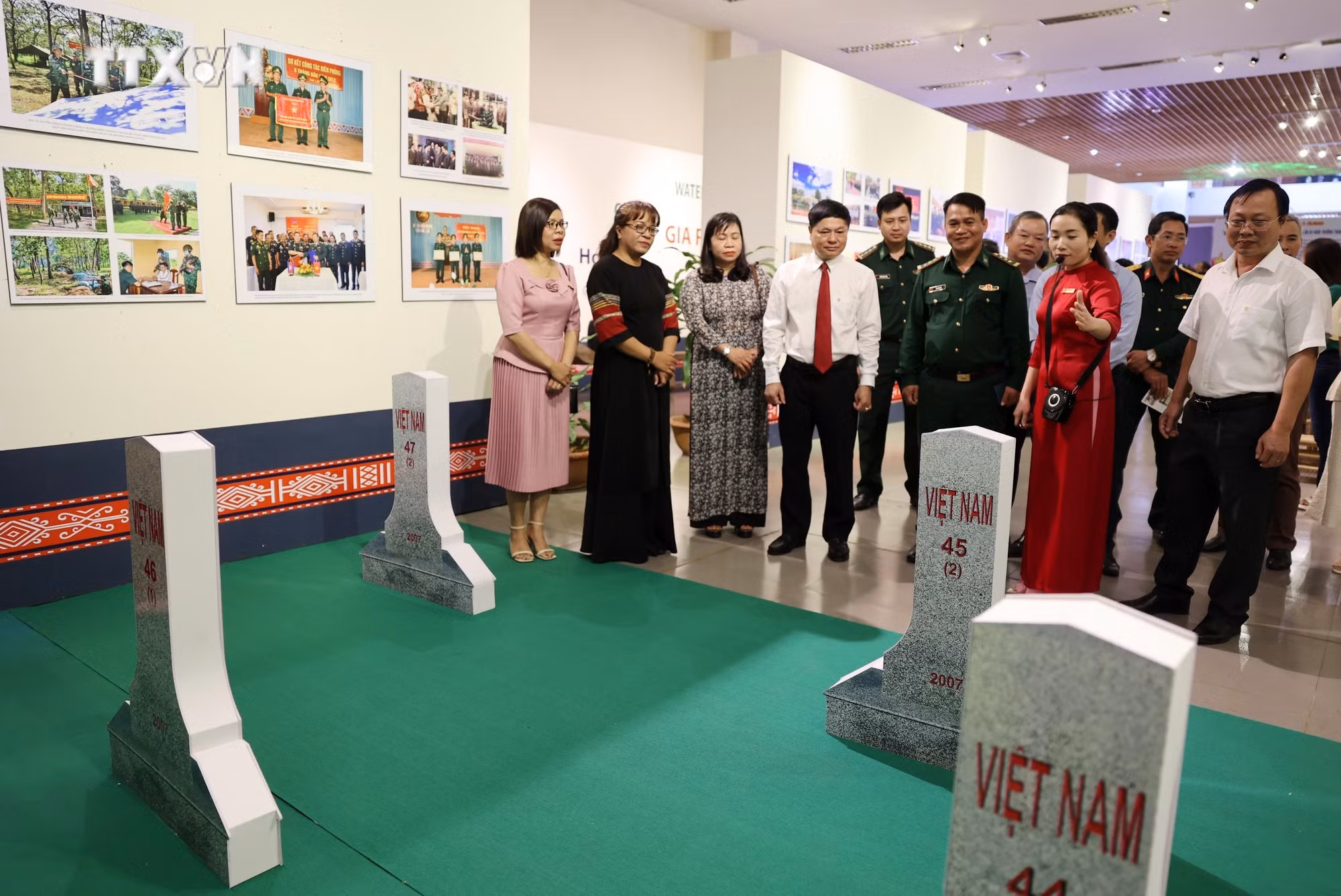 vna_potal_trien_lam_anh_“bo_doi_bien_phong_viet_nam_bien_phong_dak_lak_-_dau_an_65_nam_truong_thanh_va_phat_trien”__7250725.jpg