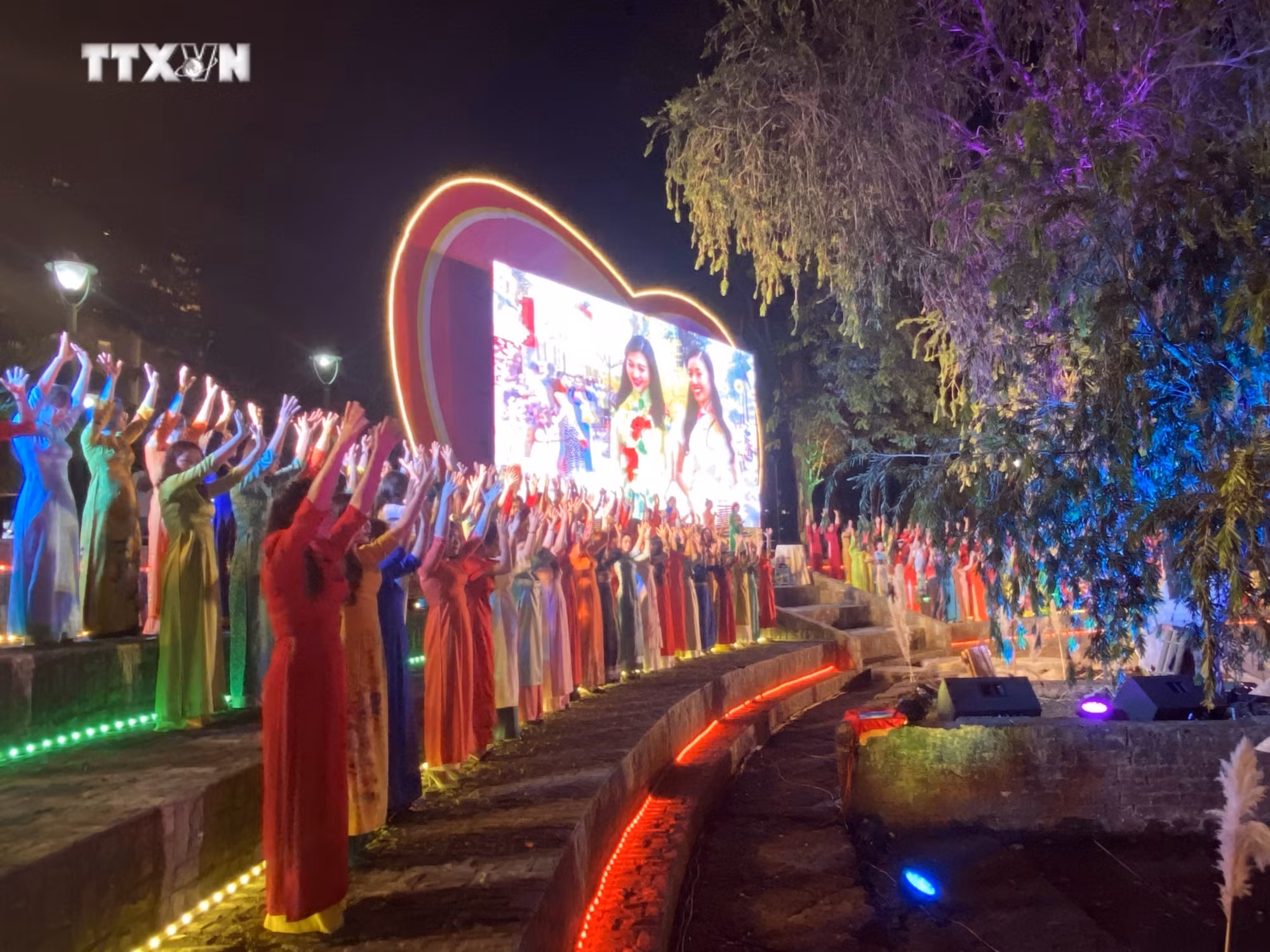 vna_potal_kon_tum_ton_vinh_gia_tri_ao_dai_truyen_thong_7253112.jpg