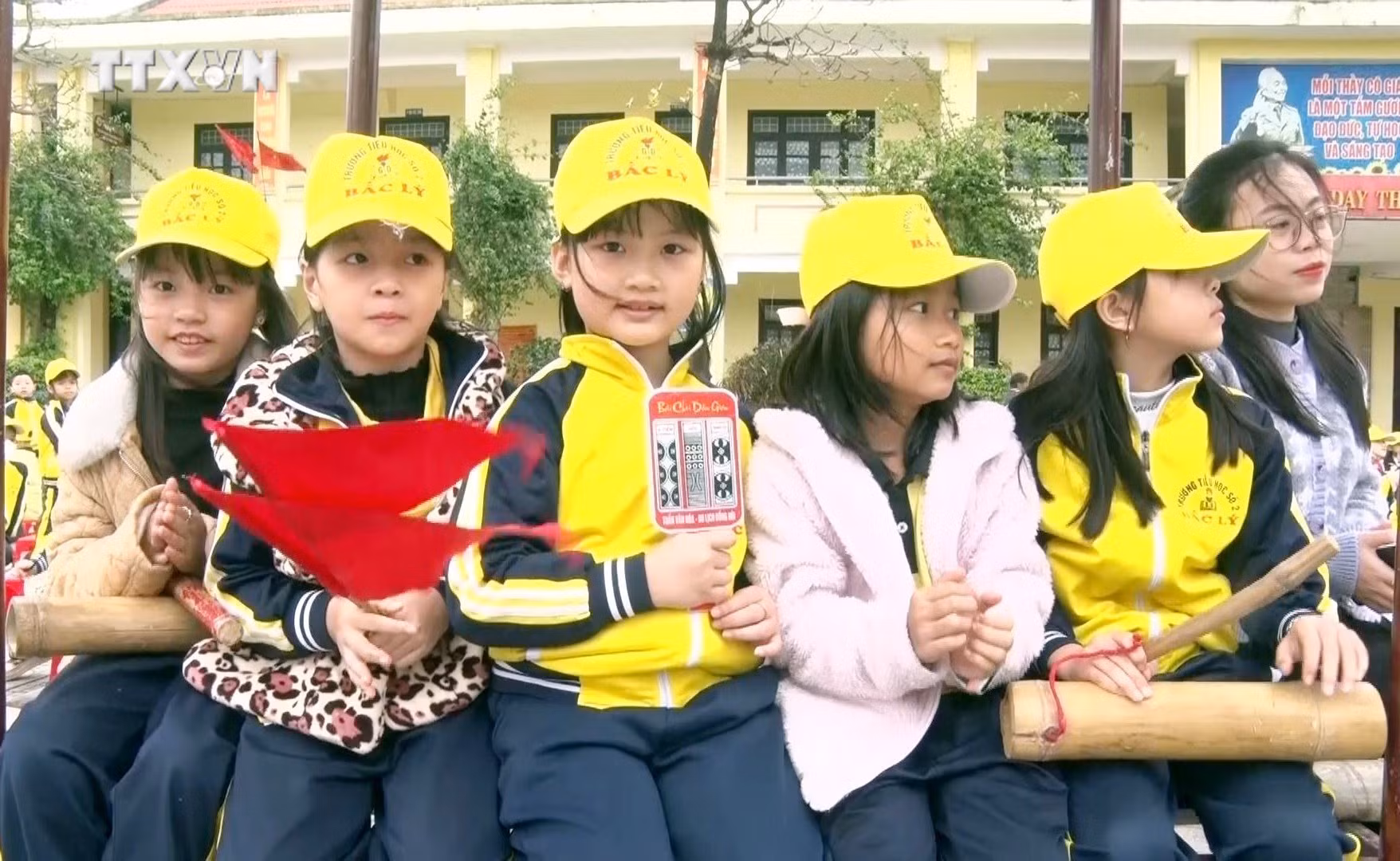 vna_potal_quang_binh_lan_toa_loai_hinh_nghe_thuat_hoi_bai_choi_trong_truong_hoc__7224590.jpg