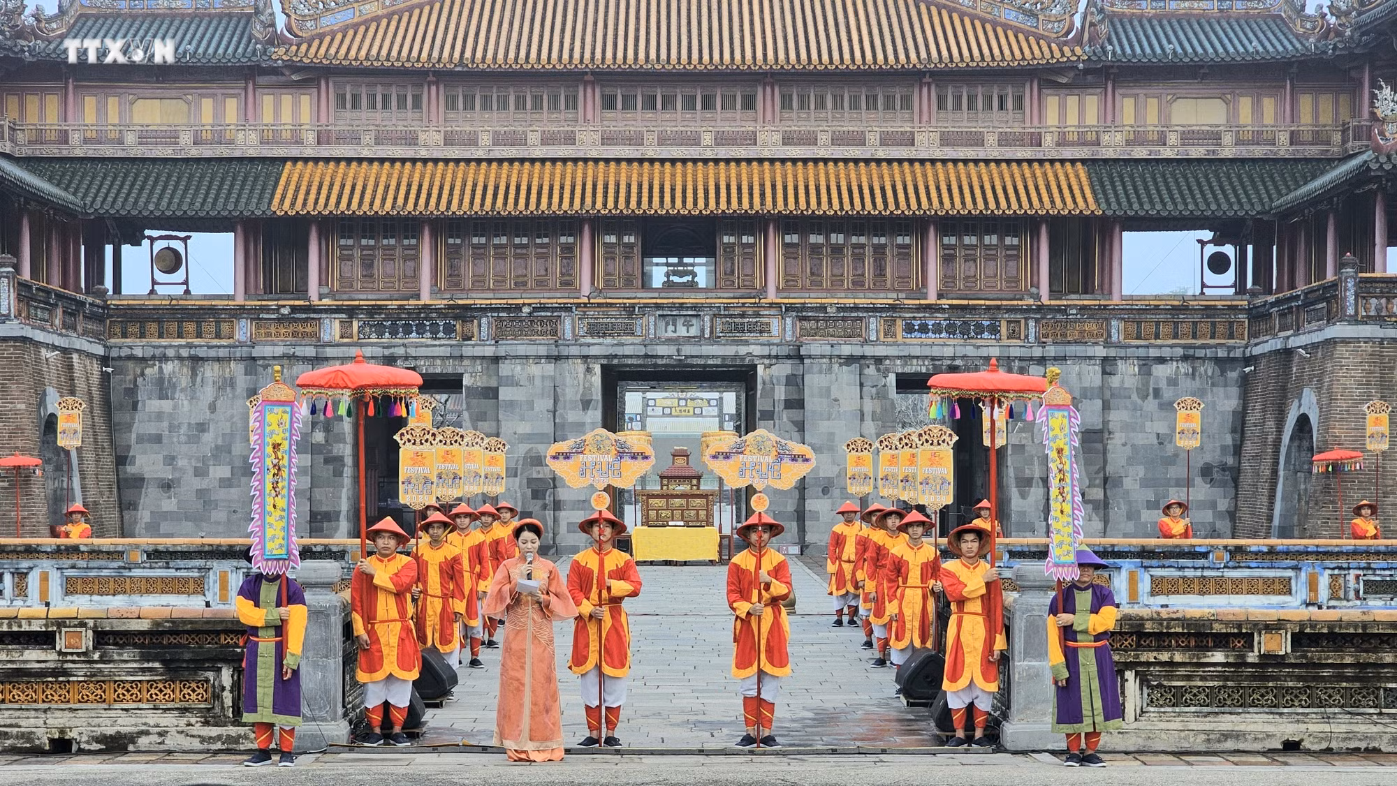 vna_potal_cong_bo_festival_hue_2024_va_tai_hien_le_ban_soc_trieu_nguyen_7158299 (1).jpg