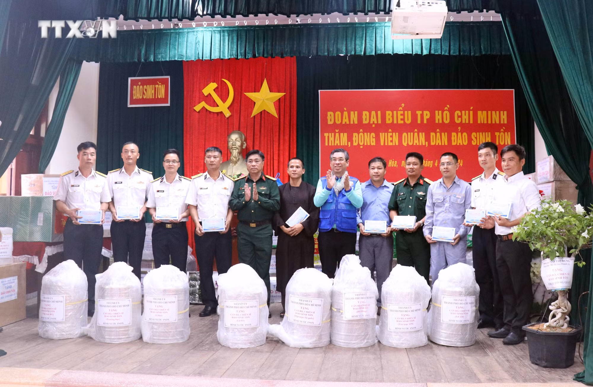 vna_potal_doan_dai_bieu_thanh_pho_ho_chi_minh_tham_dong_vien_can_bo_chien_sy_nhan_dan_truong_sa_va_nha_gian_dk1_chum_anh_7354963 (1).jpg