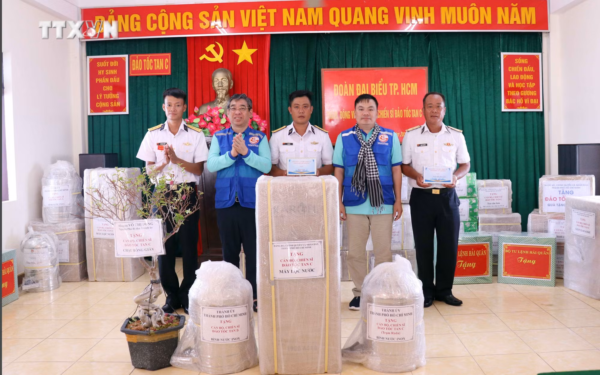 vna_potal_doan_dai_bieu_thanh_pho_ho_chi_minh_tham_dong_vien_can_bo_chien_sy_nhan_dan_truong_sa_va_nha_gian_dk1_chum_anh_7354974.jpg