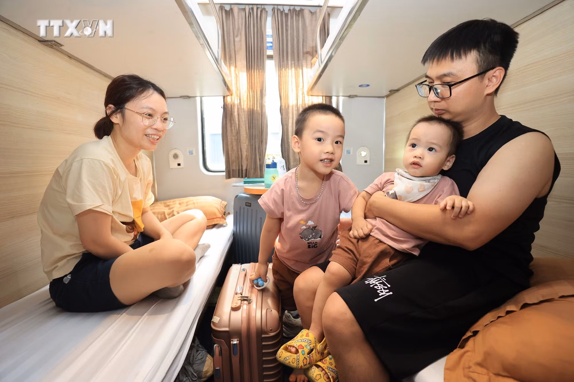 vna_potal_ga_ha_noi_don_luong_lon_hanh_khach_truoc_ky_nghi_le_304_-_15_7345596.jpg