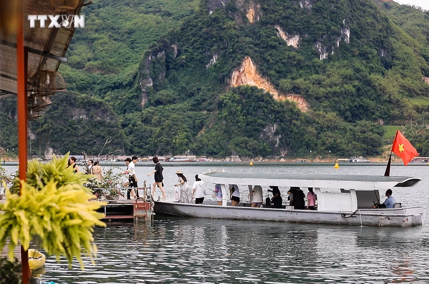 vna_potal_tiem_nang_phat_trien_du_lich_ket_hop_nuoi_ca_long_o_vung_ho_hoa_binh_7401744.jpg