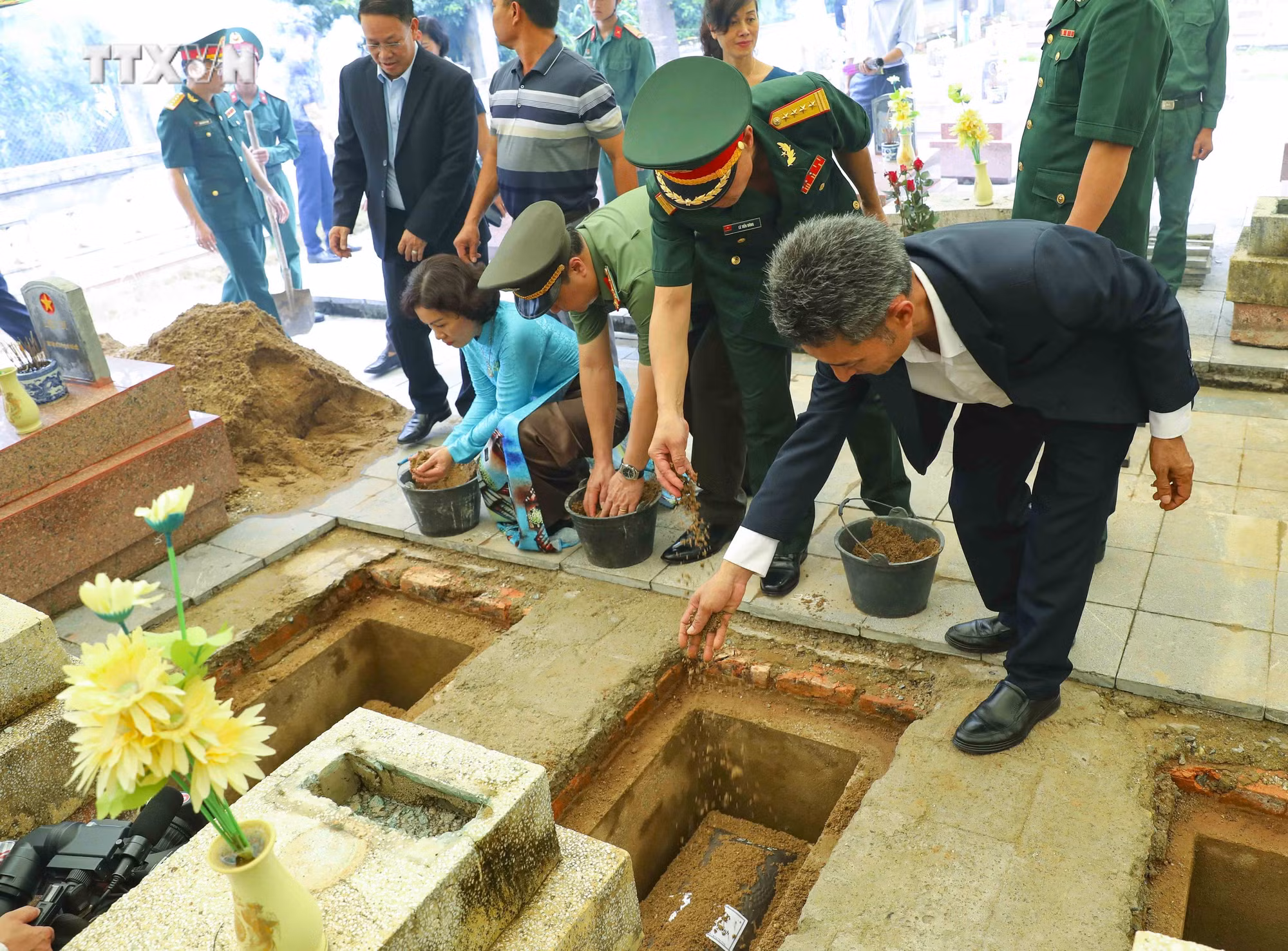 vna_potal_dien_bien_le_truy_dieu_va_an_tang_12_hai_cot_liet_sy_quan_tinh_nguyen_viet_nam_hy_sinh_tai_lao_7438060.jpg