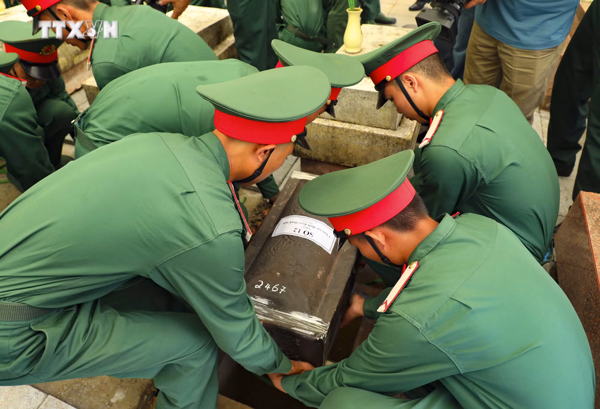 vna_potal_dien_bien_le_truy_dieu_va_an_tang_12_hai_cot_liet_sy_quan_tinh_nguyen_viet_nam_hy_sinh_tai_lao_7438062.jpg