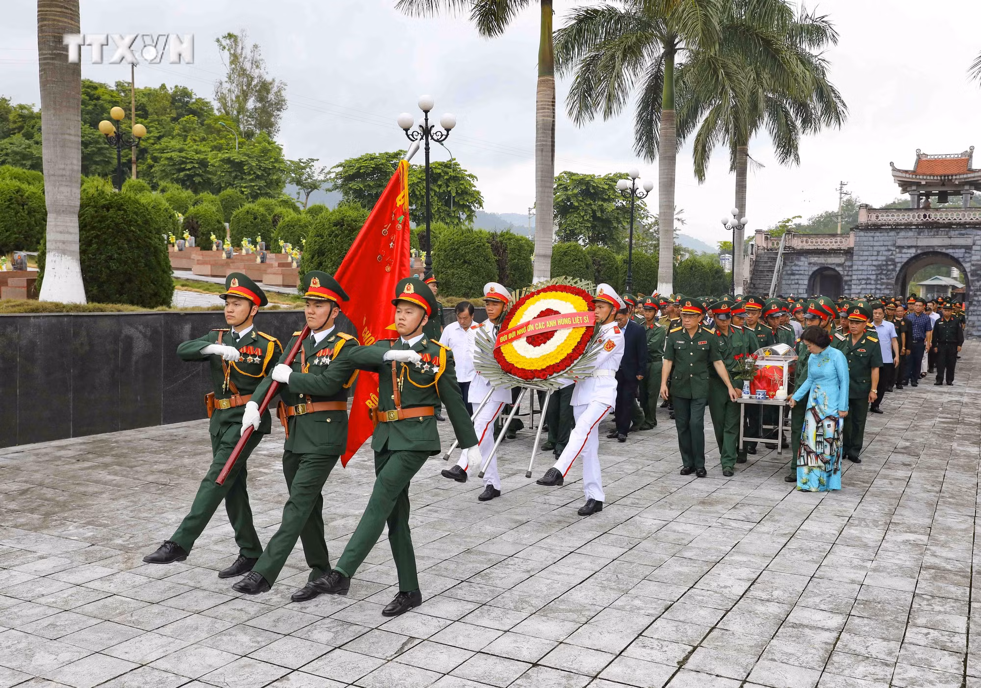 vna_potal_dien_bien_le_truy_dieu_va_an_tang_hai_cot_liet_sy_quan_tinh_nguyen_viet_nam_hy_sinh_tai_lao_7438090.jpg