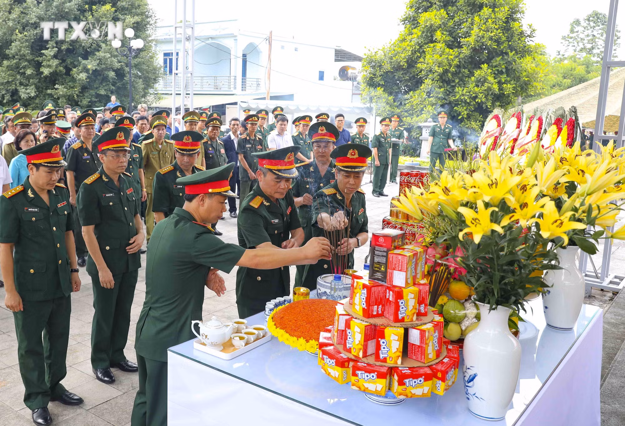 vna_potal_dien_bien_le_truy_dieu_va_an_tang_hai_cot_liet_sy_quan_tinh_nguyen_viet_nam_hy_sinh_tai_lao_7438077.jpg