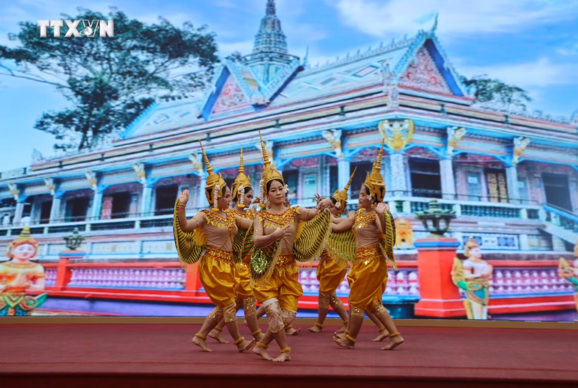 vna_potal_soc_trang_hop_mat_chuc_mung_tet_chol_chnam_thmay_nam_2024_7312776.jpg