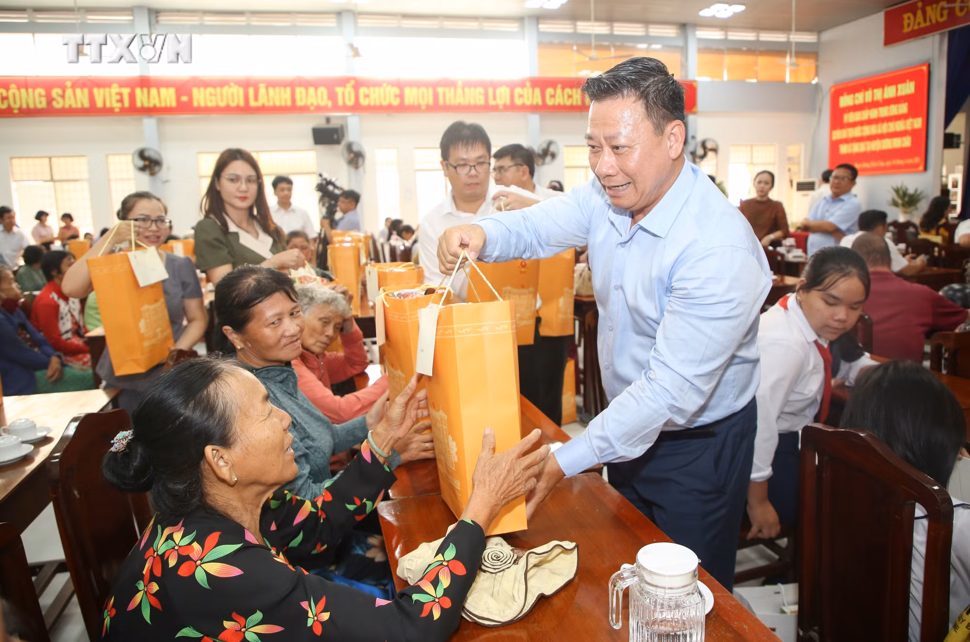 vna_potal_quyen_chu_tich_nuoc_tham_tang_qua_nguoi_co_cong_va_tre_em_tai_tay_ninh_7312862.jpg