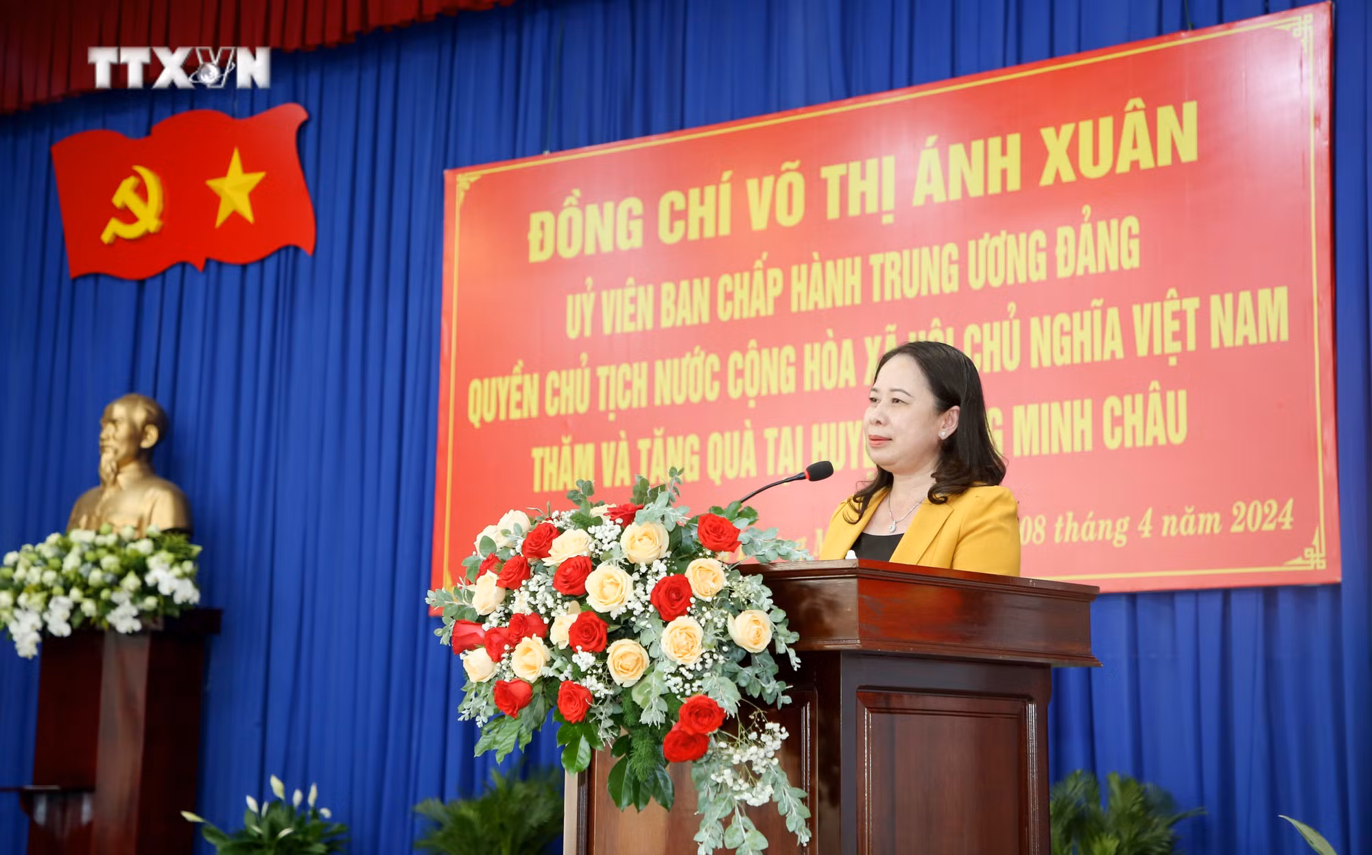 vna_potal_quyen_chu_tich_nuoc_tham_tang_qua_nguoi_co_cong_va_tre_em_tai_tay_ninh_7312842.jpg